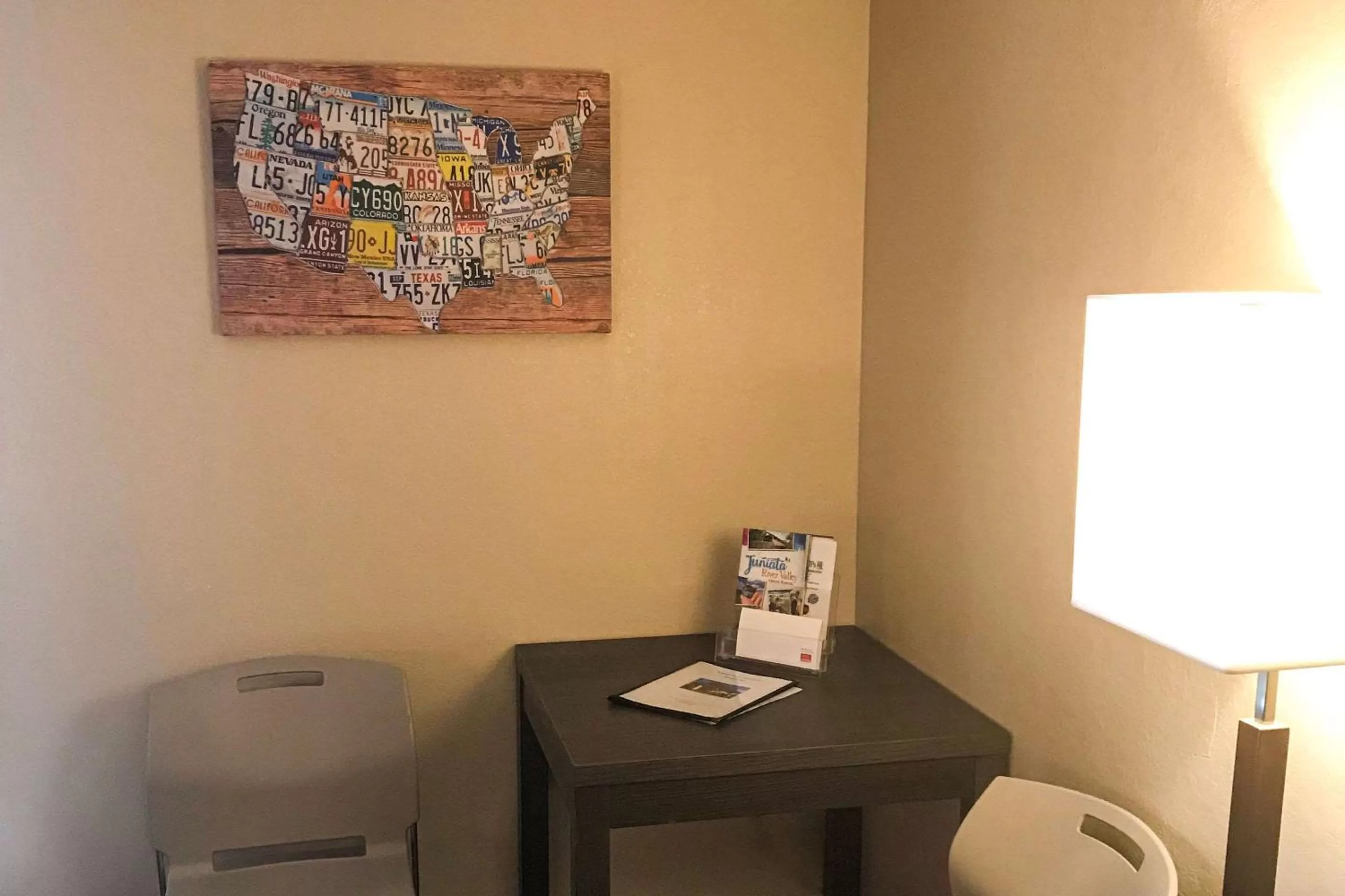 Photo of the whole room in Econo Lodge Mifflintown