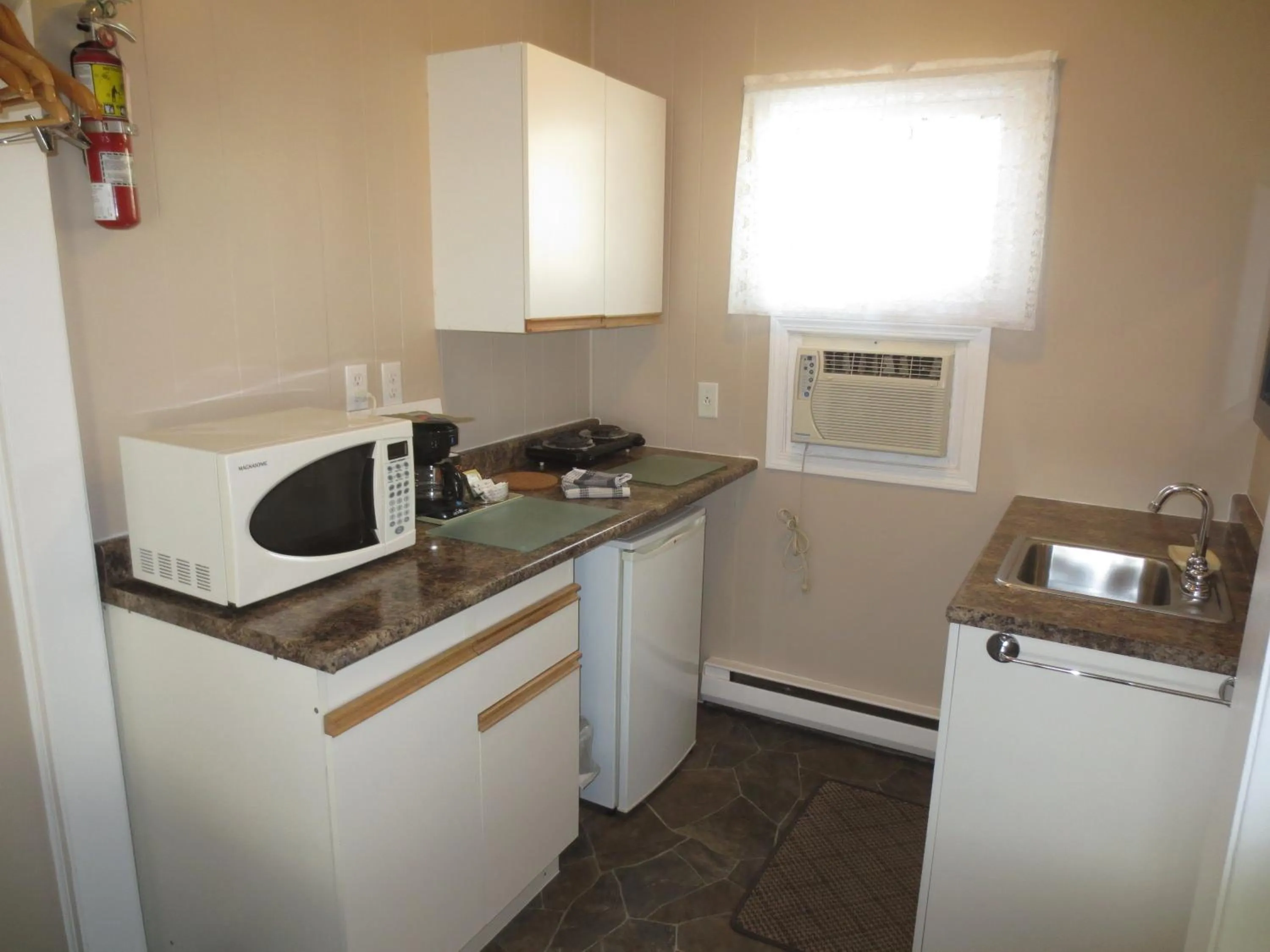 Kitchen or kitchenette in Overlander Motel