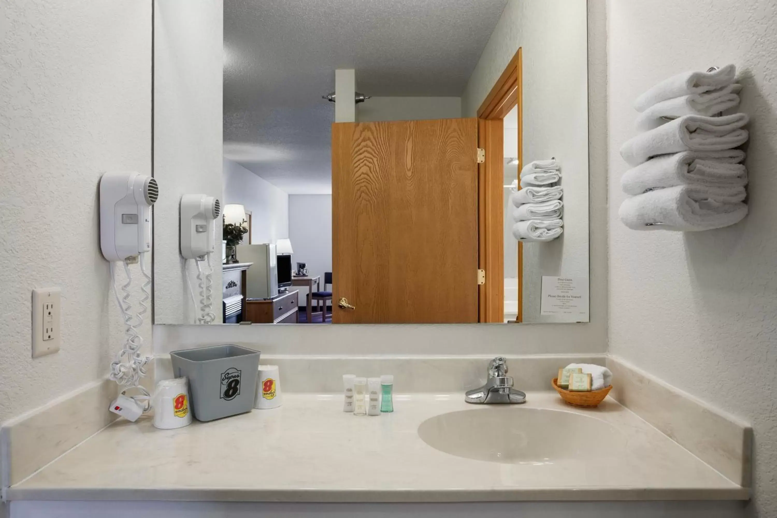 One-Bedroom Suite - Disability Access/Non-Smoking in Super 8 by Wyndham St. James One-Bedroom Suite - Disability Access/Non-Smoking in Super 8 by Wyndham St. James