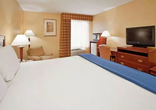 Bed in Holiday Inn Express Hotel & Suites Fenton/I-44 by IHG