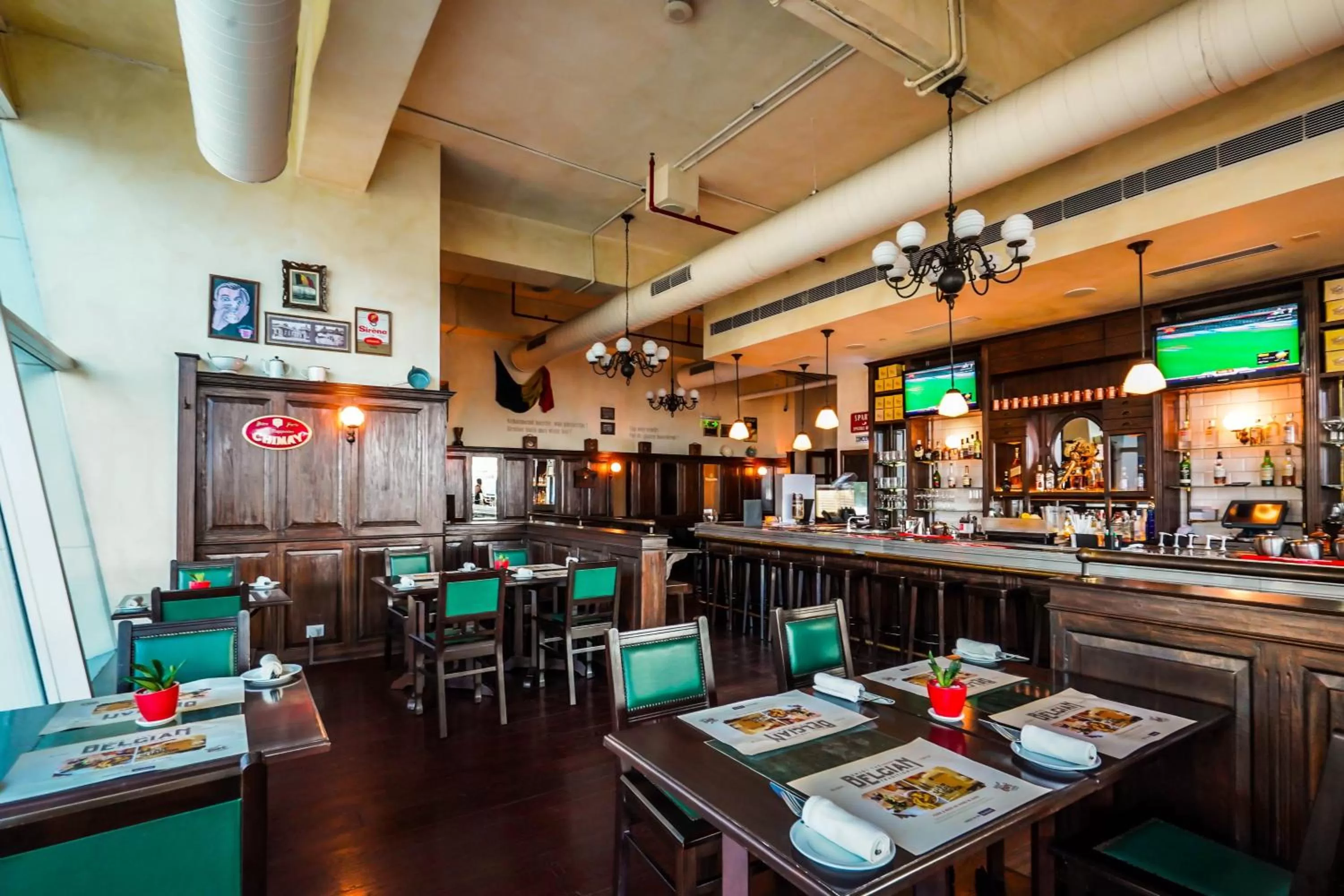 Lounge or bar in Crowne Plaza Greater Noida by IHG