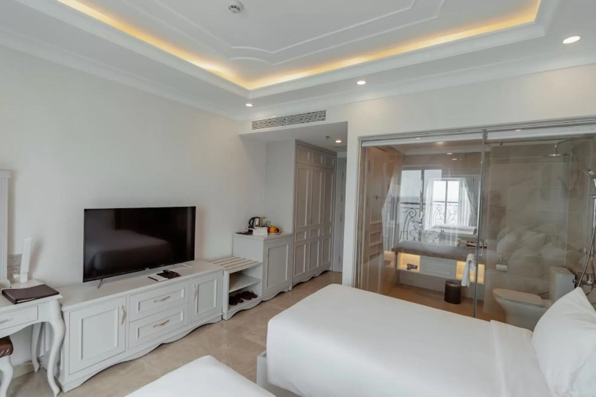 Bedroom, TV/Entertainment Center in MerPerle Beach Hotel