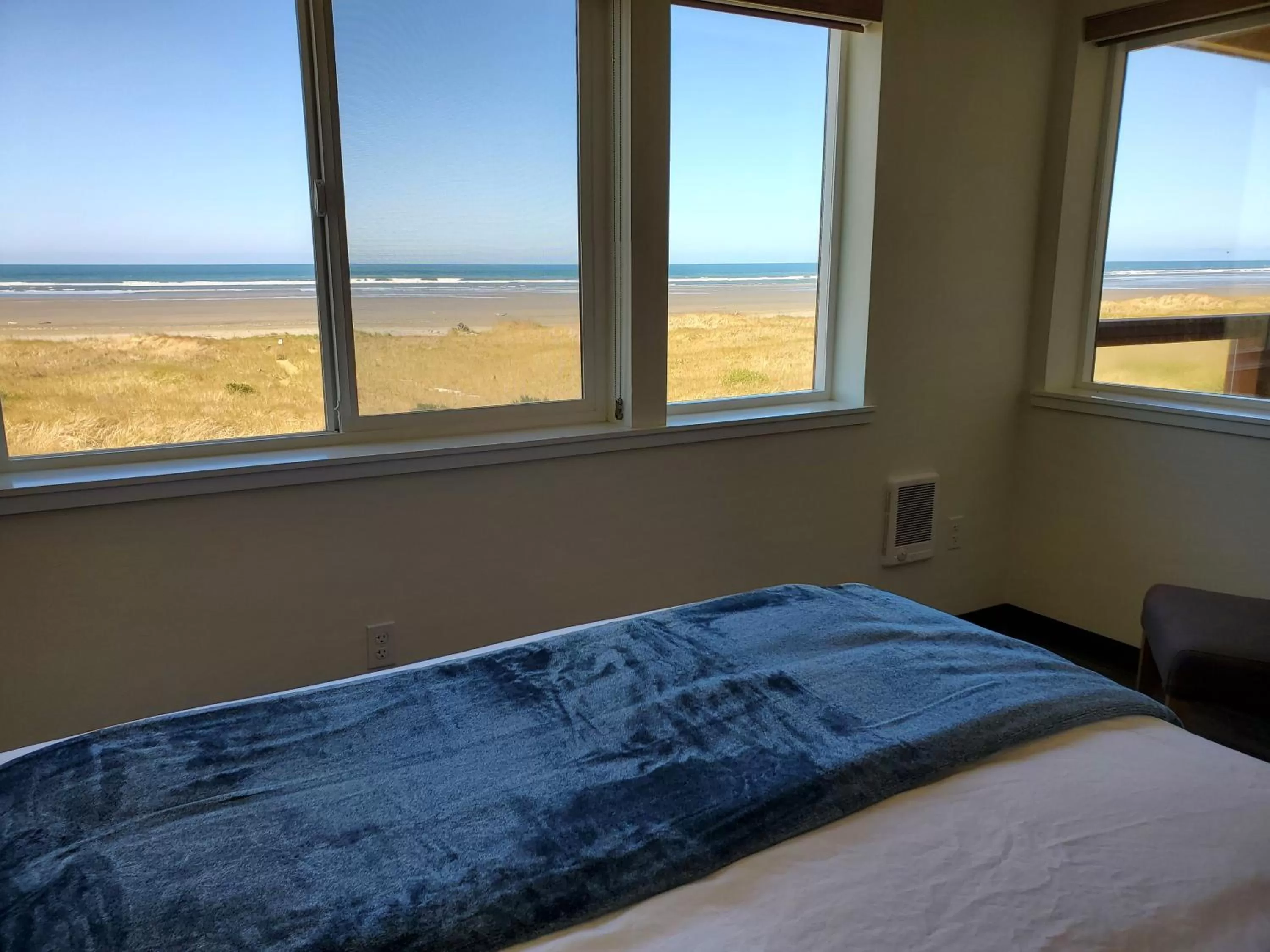 Bed in Moonstone Beach Motel