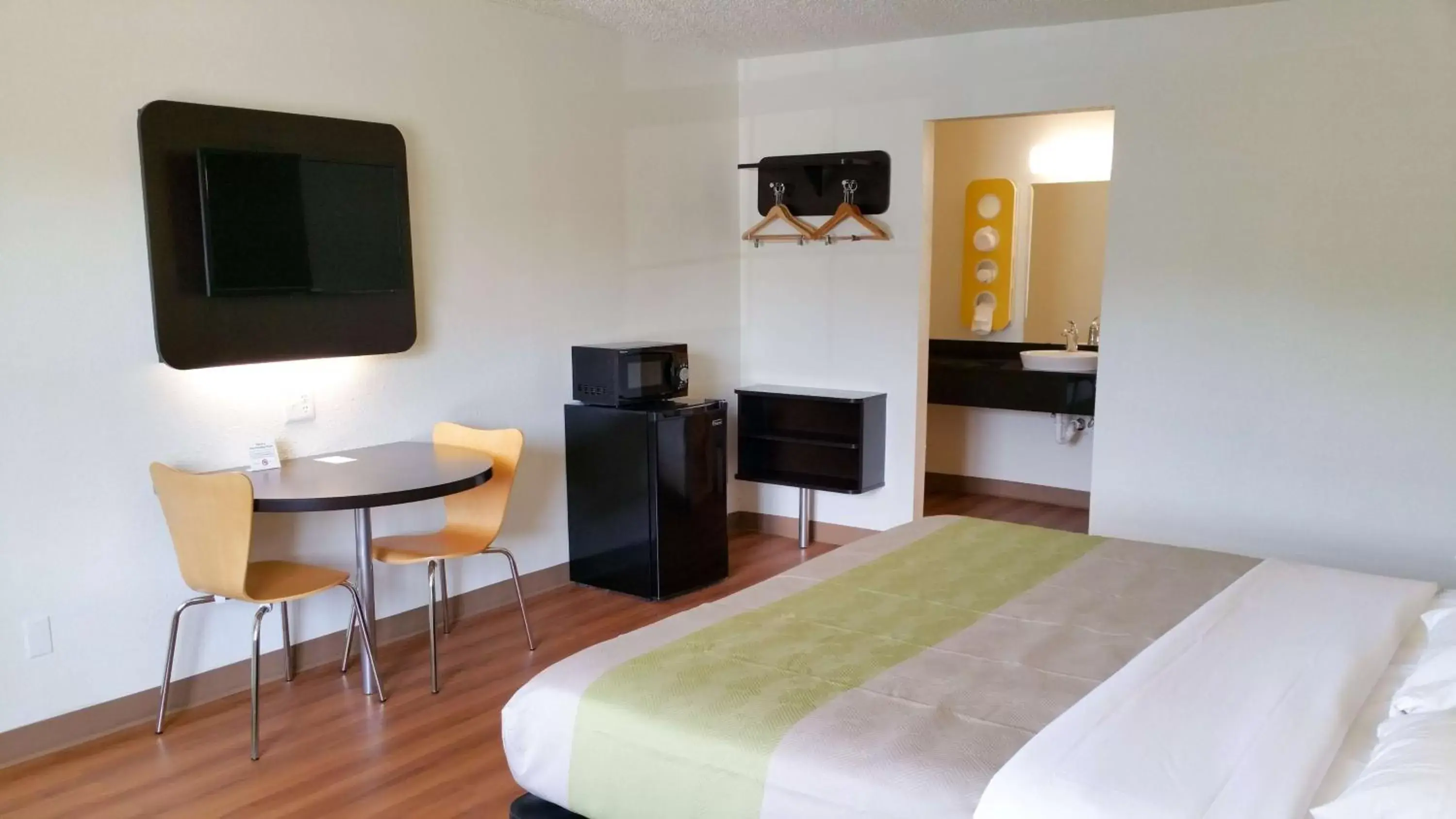 Deluxe King Room - Non-Smoking in Motel 6-Palestine, TX Deluxe King Room - Non-Smoking in Motel 6-Palestine, TX