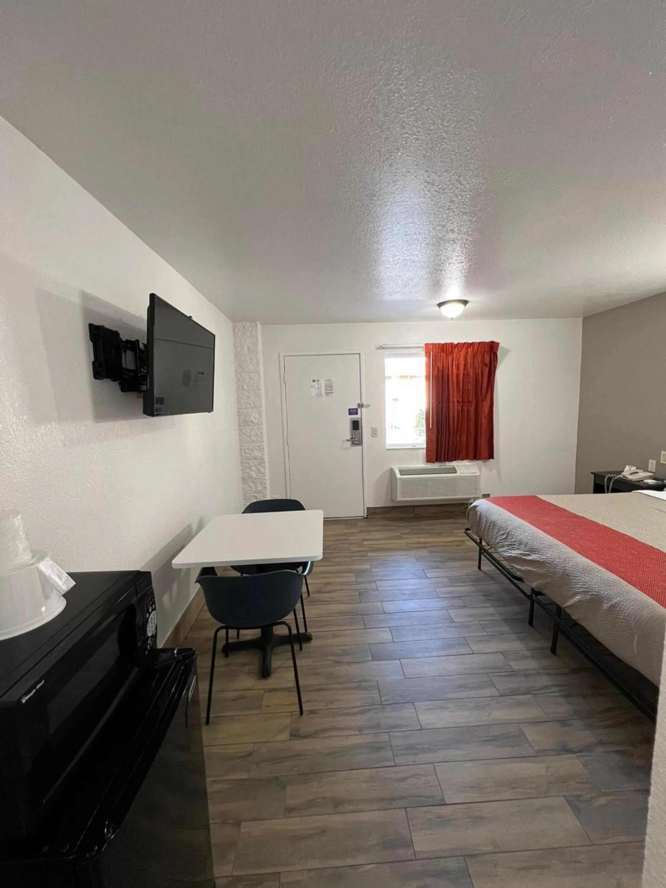 Communal lounge/ TV room, Bed in Motel 6-Orange, CA - Anaheim