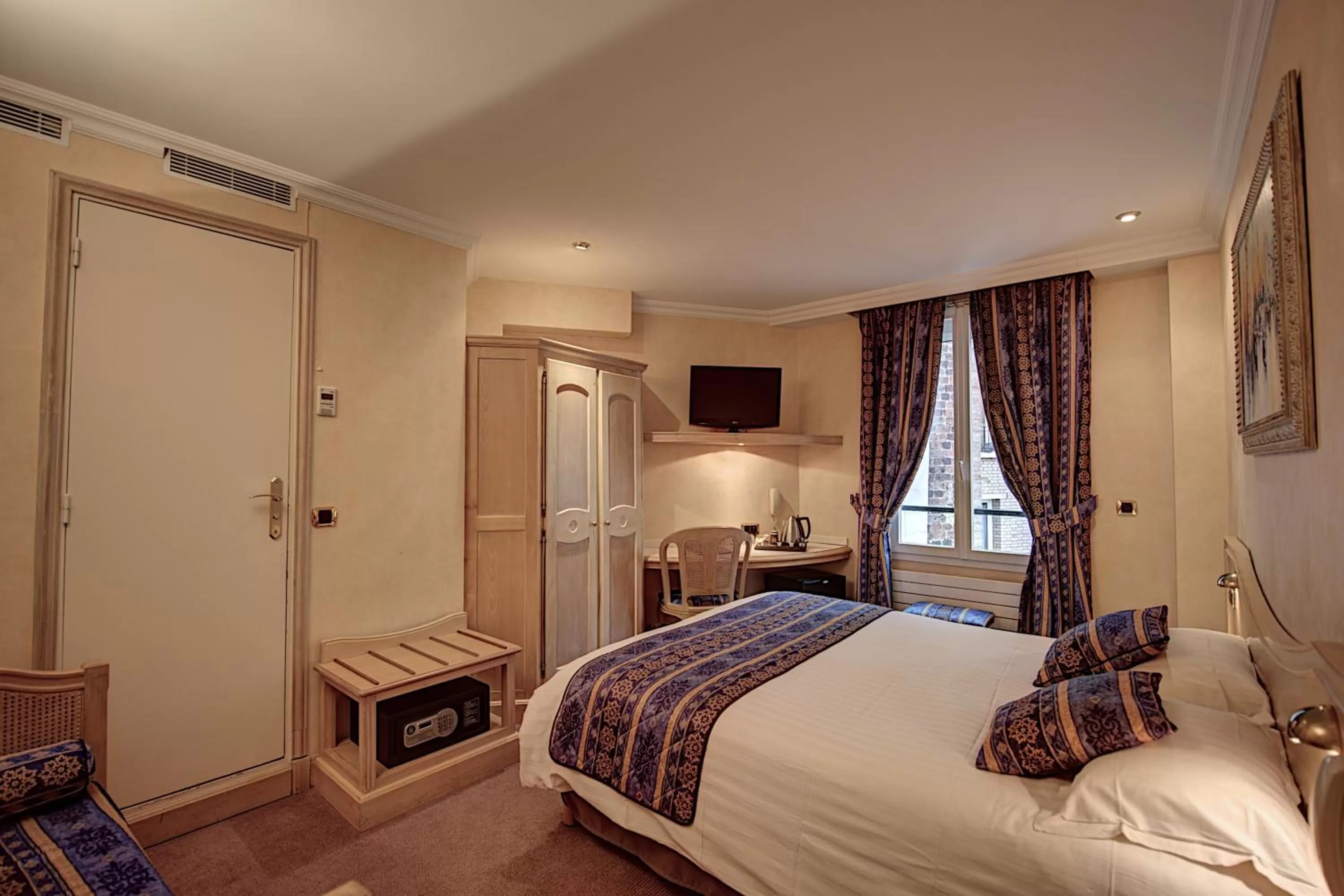 Bed in Hôtel Du Midi Paris Montparnasse