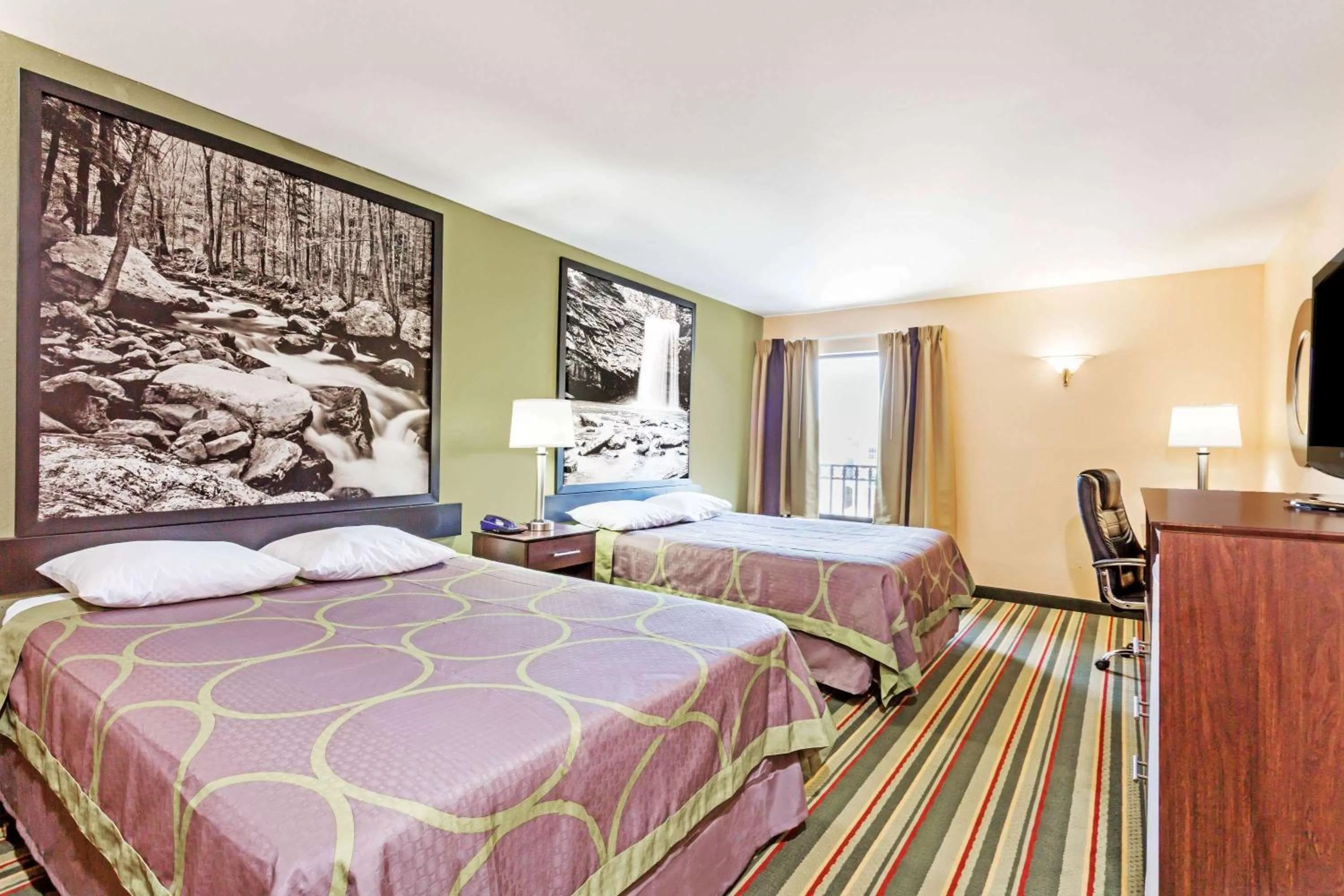 Photo of the whole room, Bed in Super 8 by Wyndham Hull Street Midlothian Richmond Area