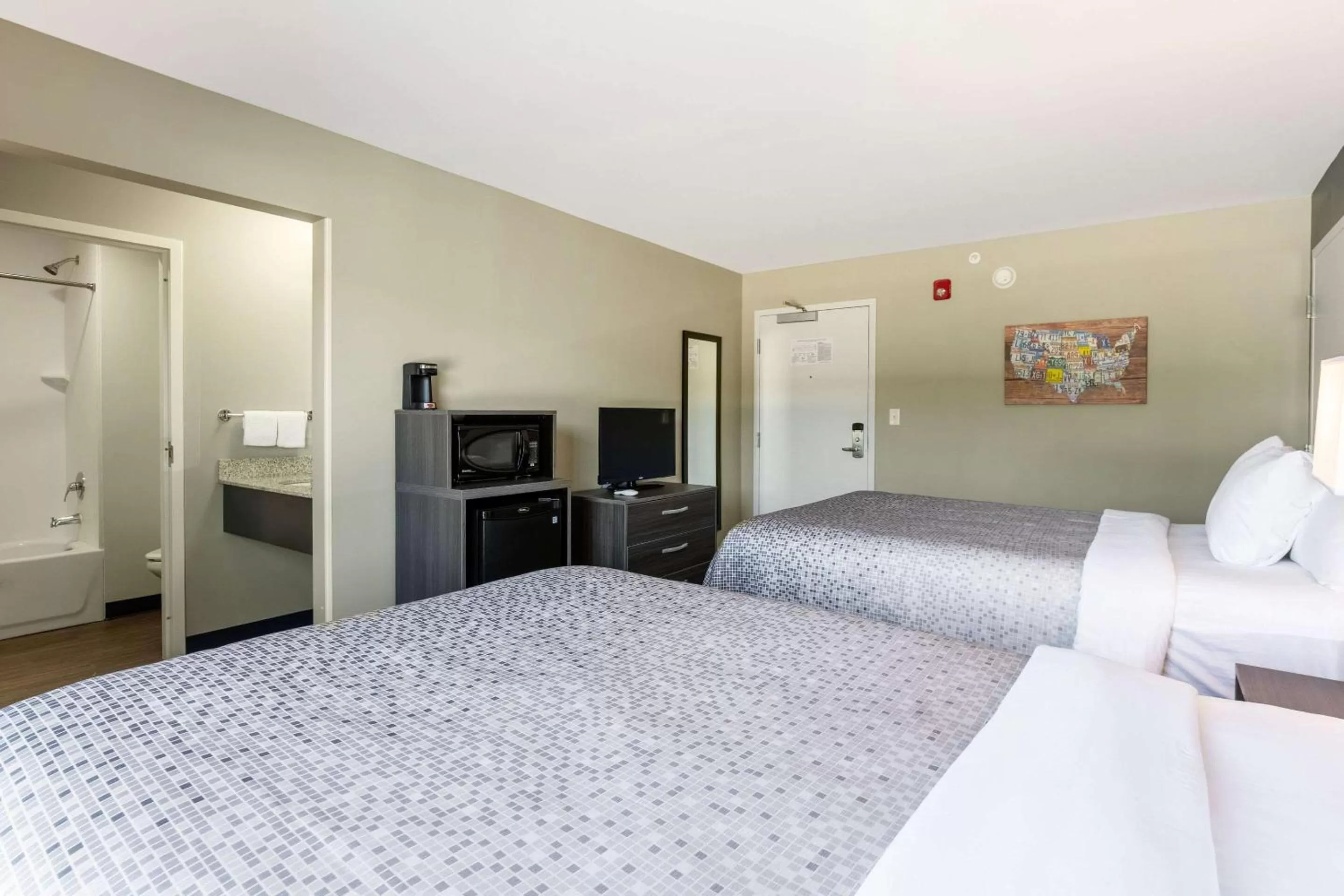 Photo of the whole room, Bed in Econo Lodge Dayton North