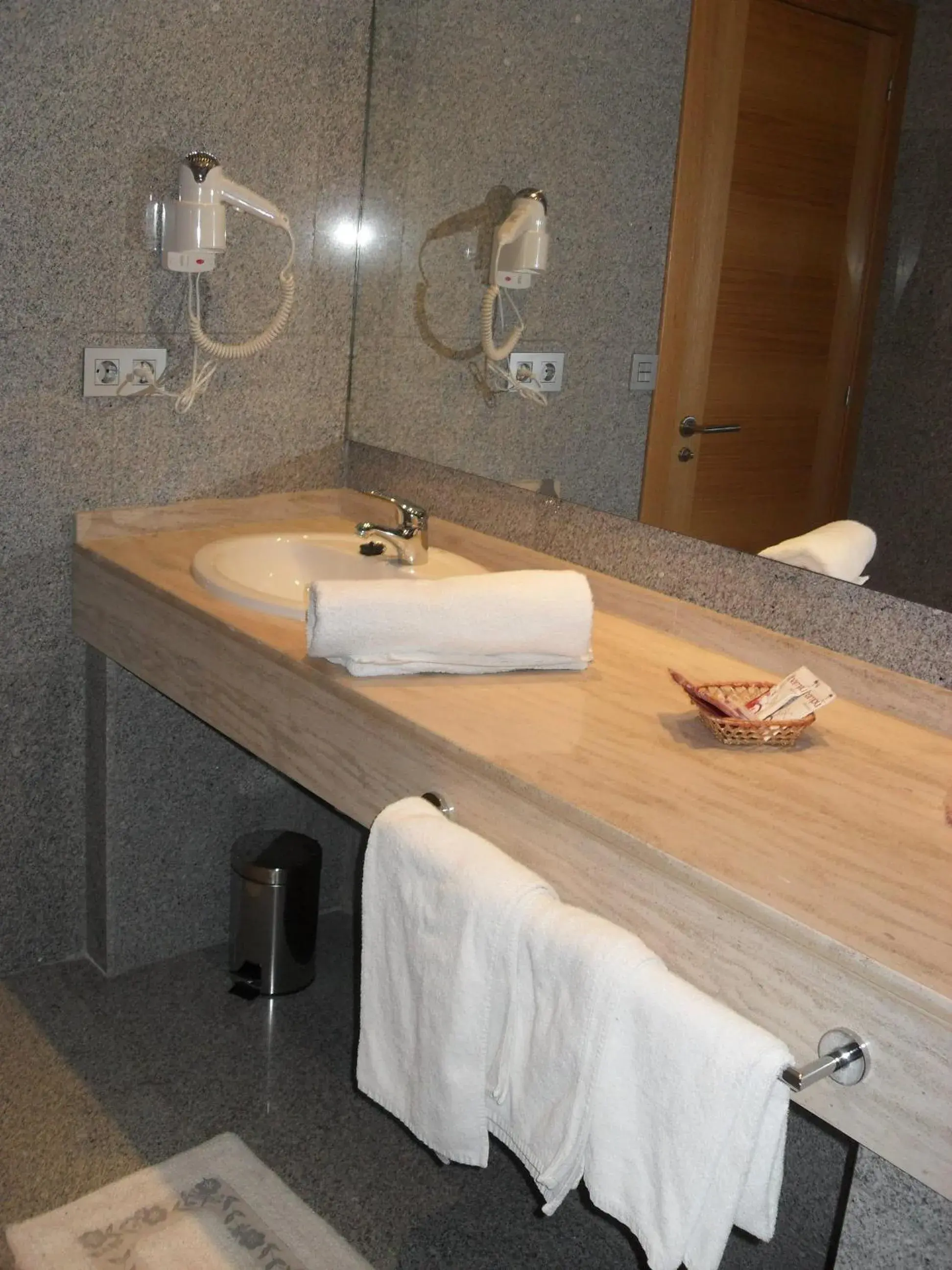 Twin Room in Hotel Palacio de Asturias Twin Room in Hotel Palacio de Asturias