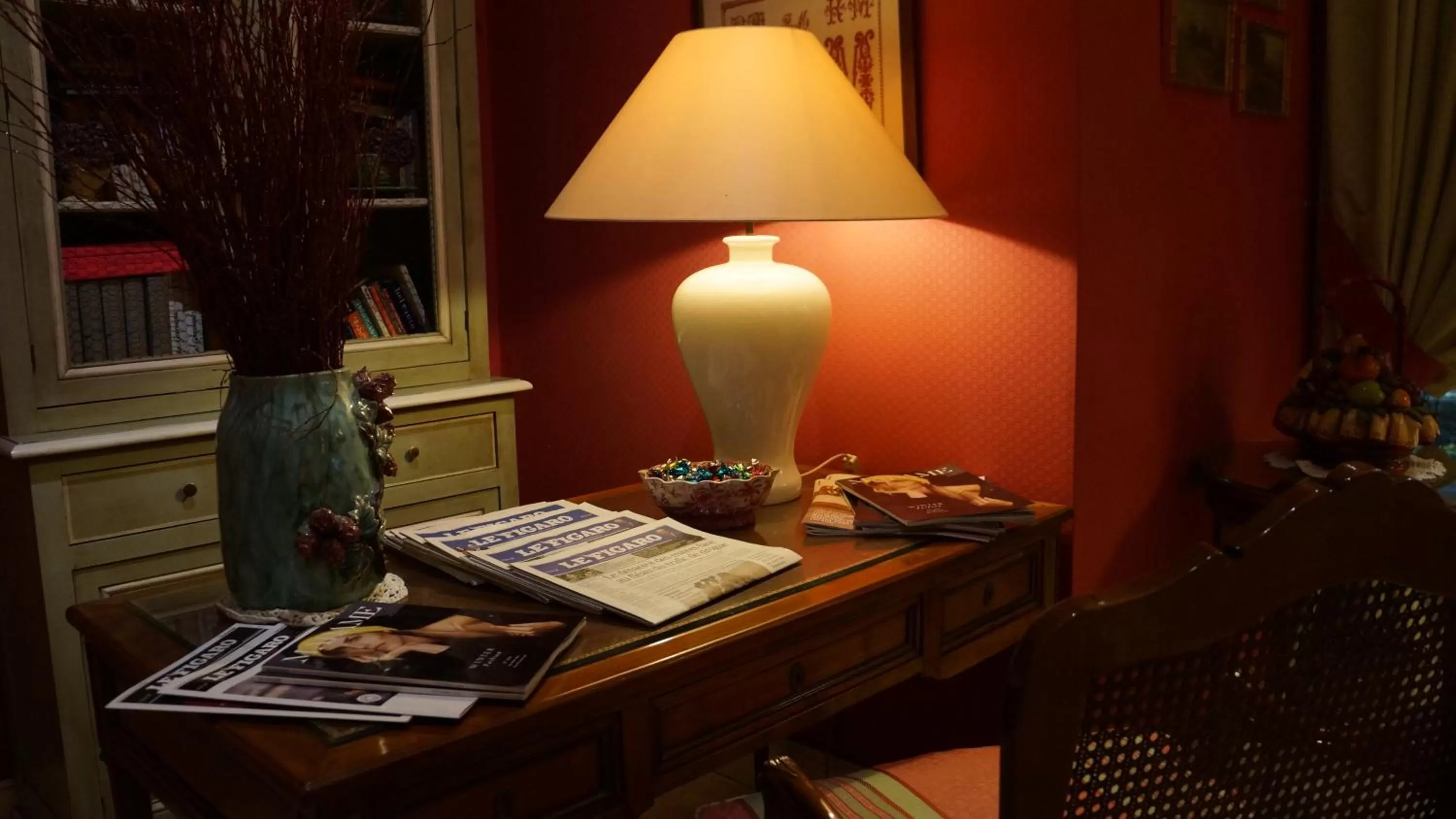 Library in Le Relais Médicis