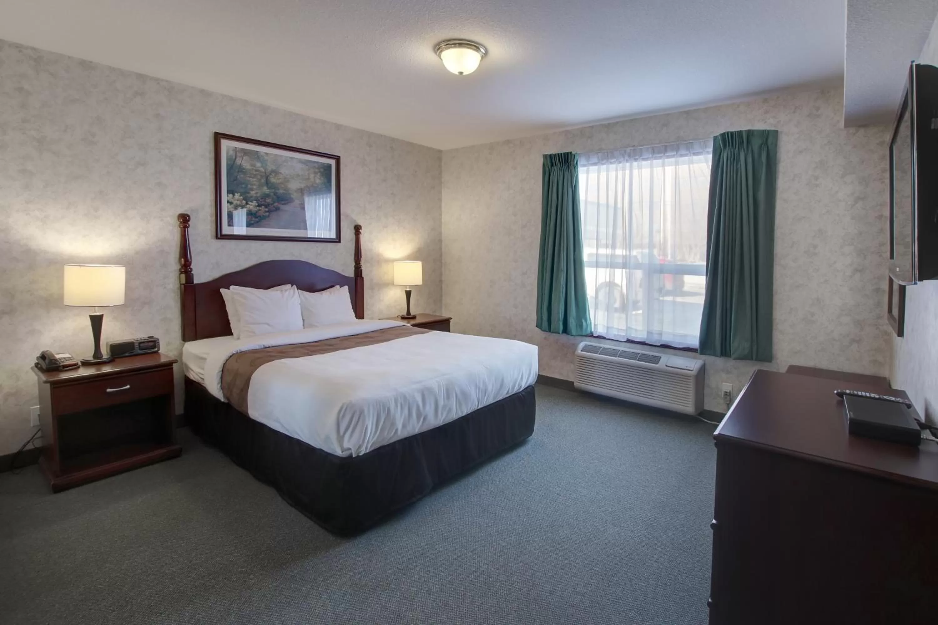 Bed in Ramada by Wyndham Nisku Edmonton Airport