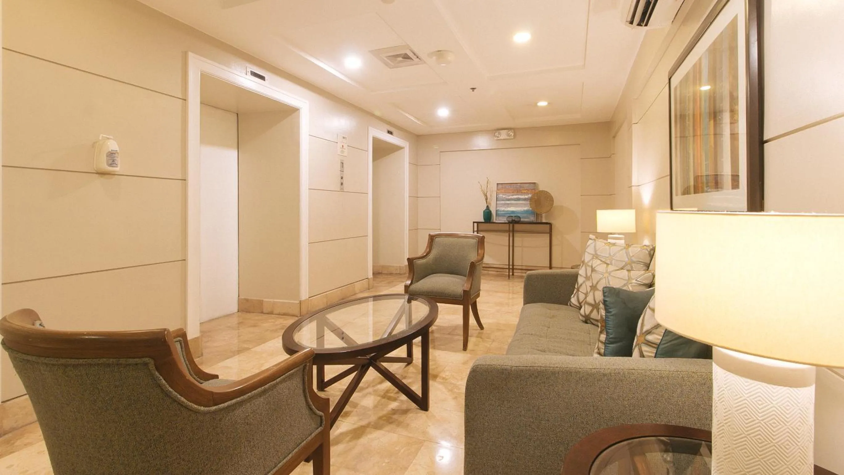 Lobby or reception in RedDoorz Premium at The Residences Olympia Makati