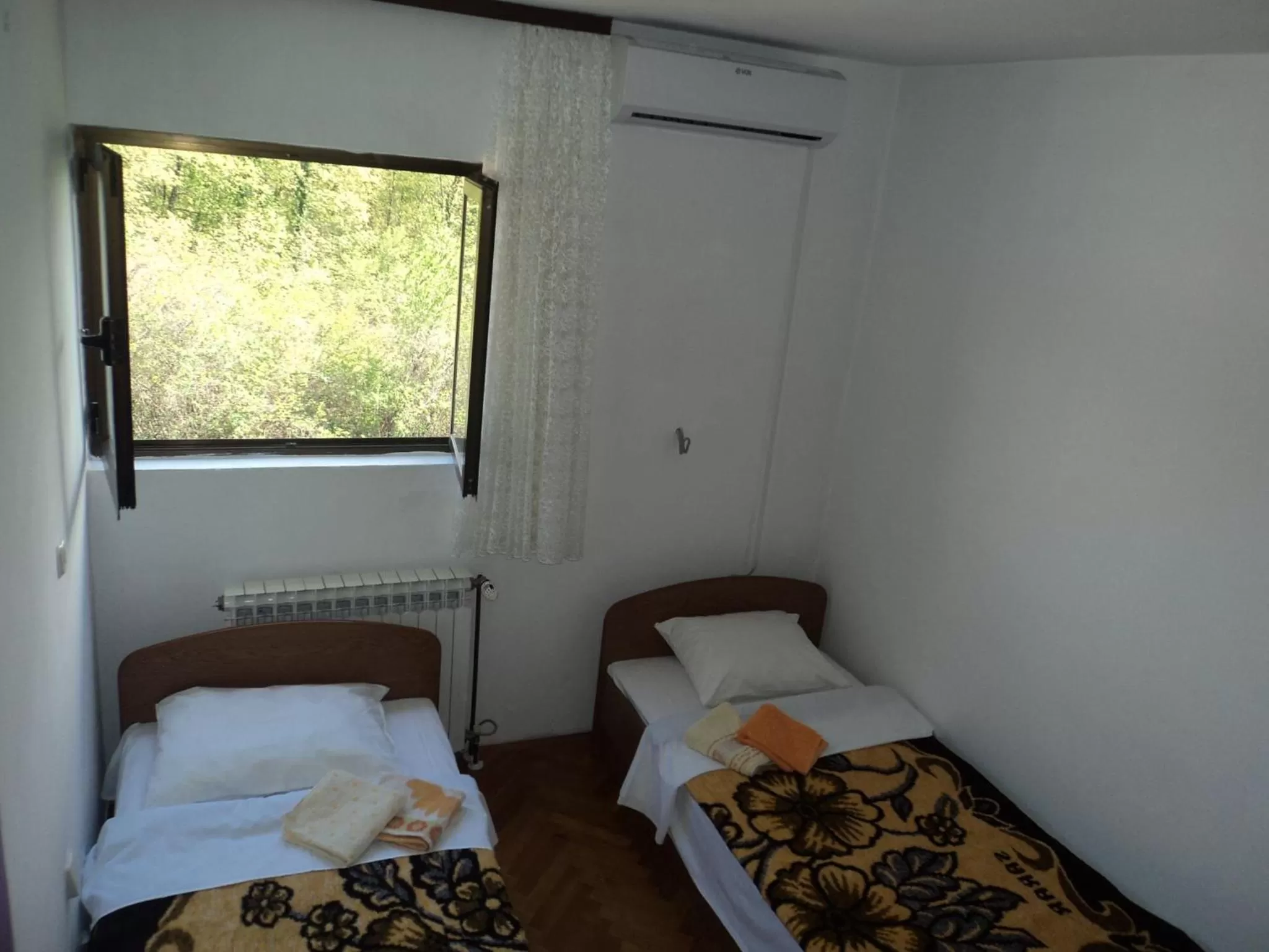 Photo of the whole room, Bed in Pansion Modana Medjugorje