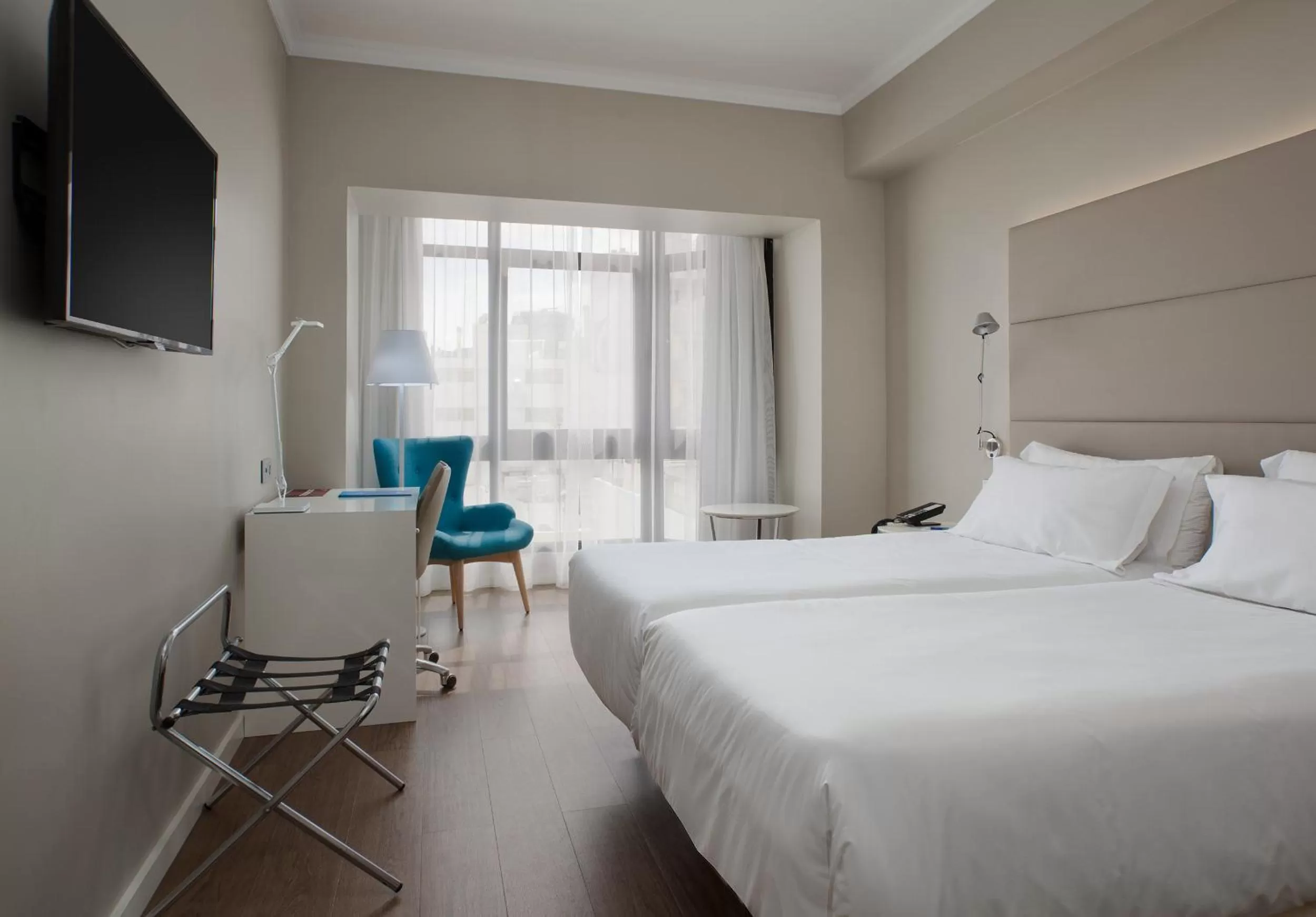 Photo of the whole room, Bed in NH Las Palmas Playa las Canteras