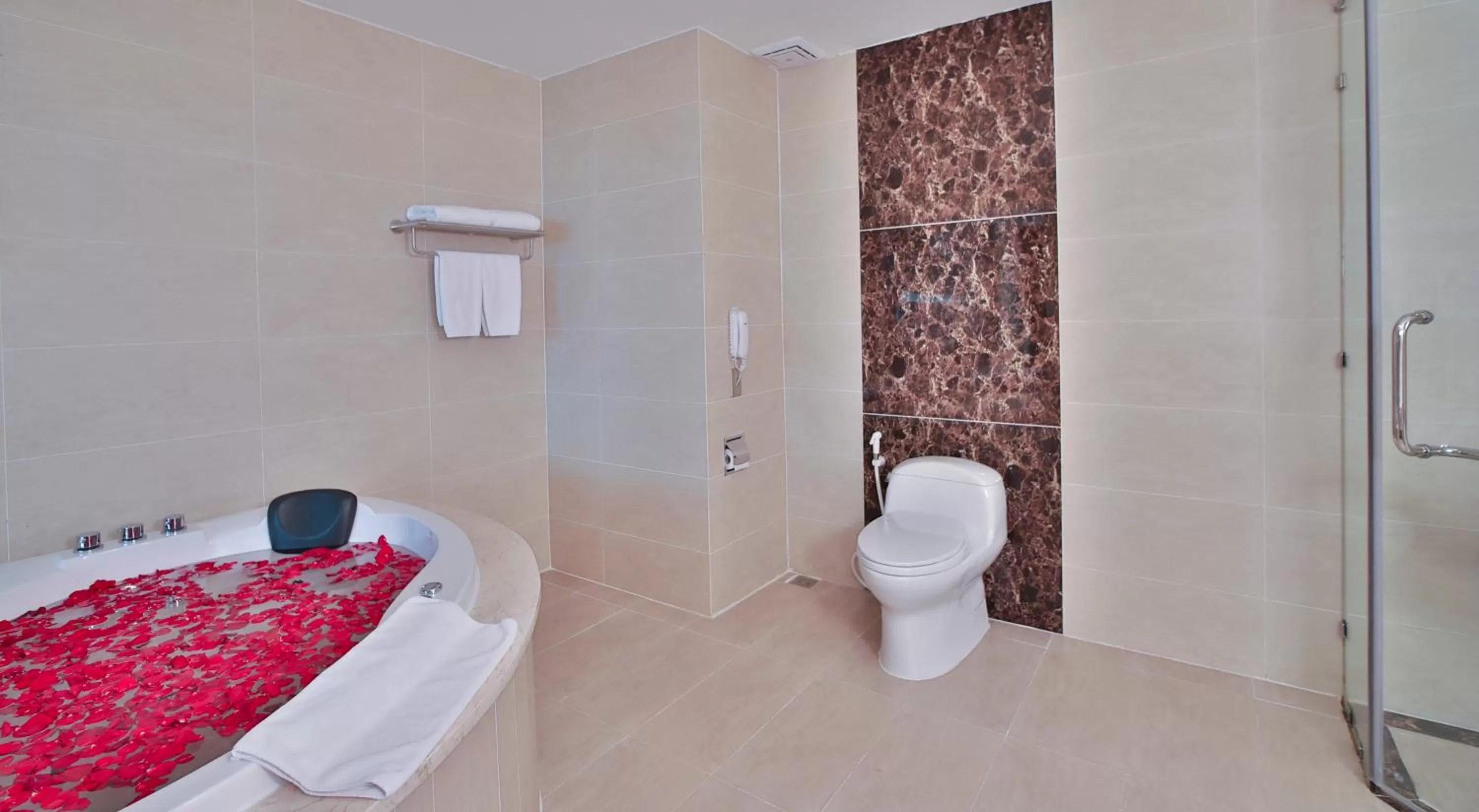 Shower, Bed in Muong Thanh Luxury Ca Mau Hotel