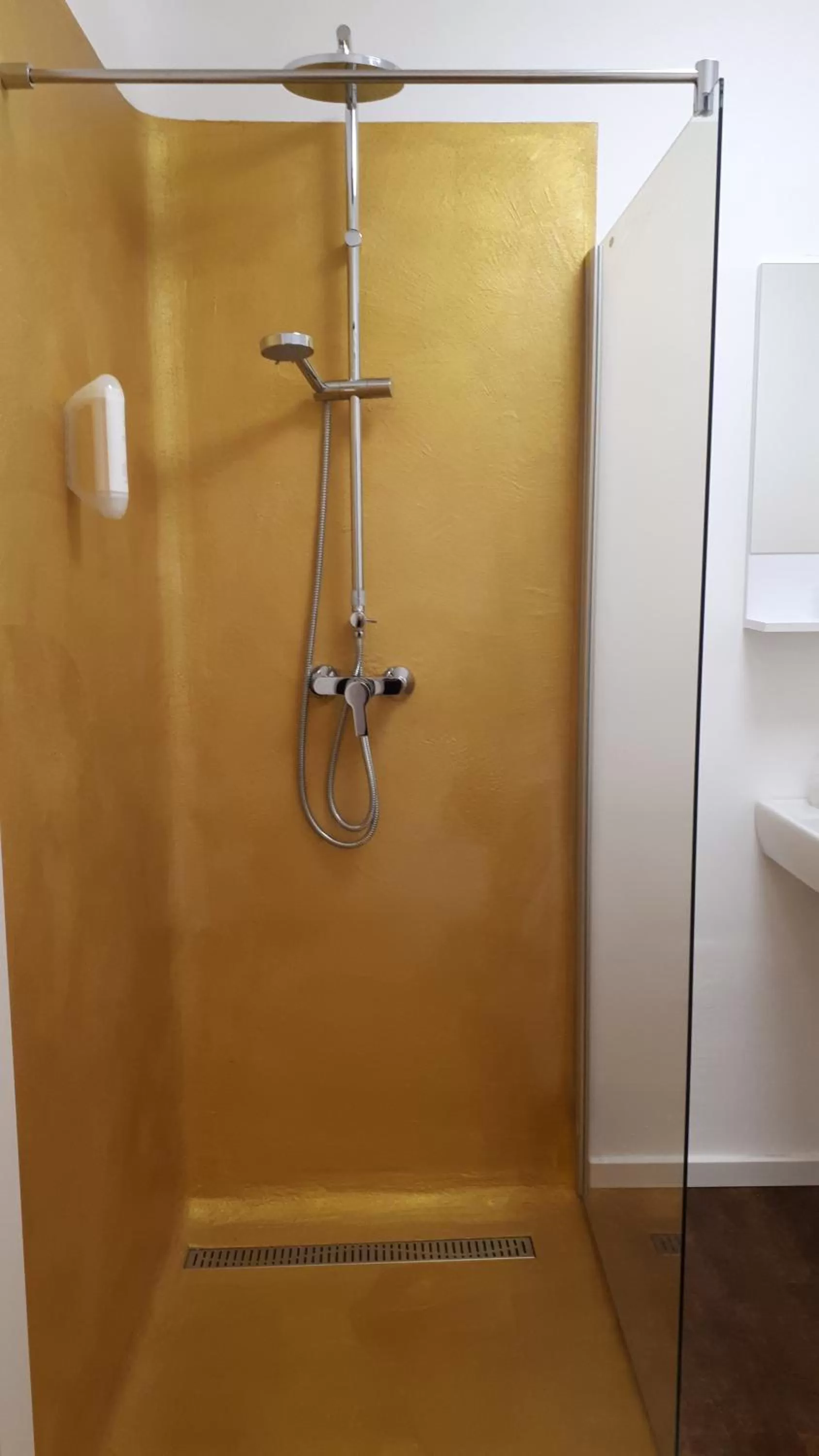 Shower in Gasthof-Pension Schwarzer Bär