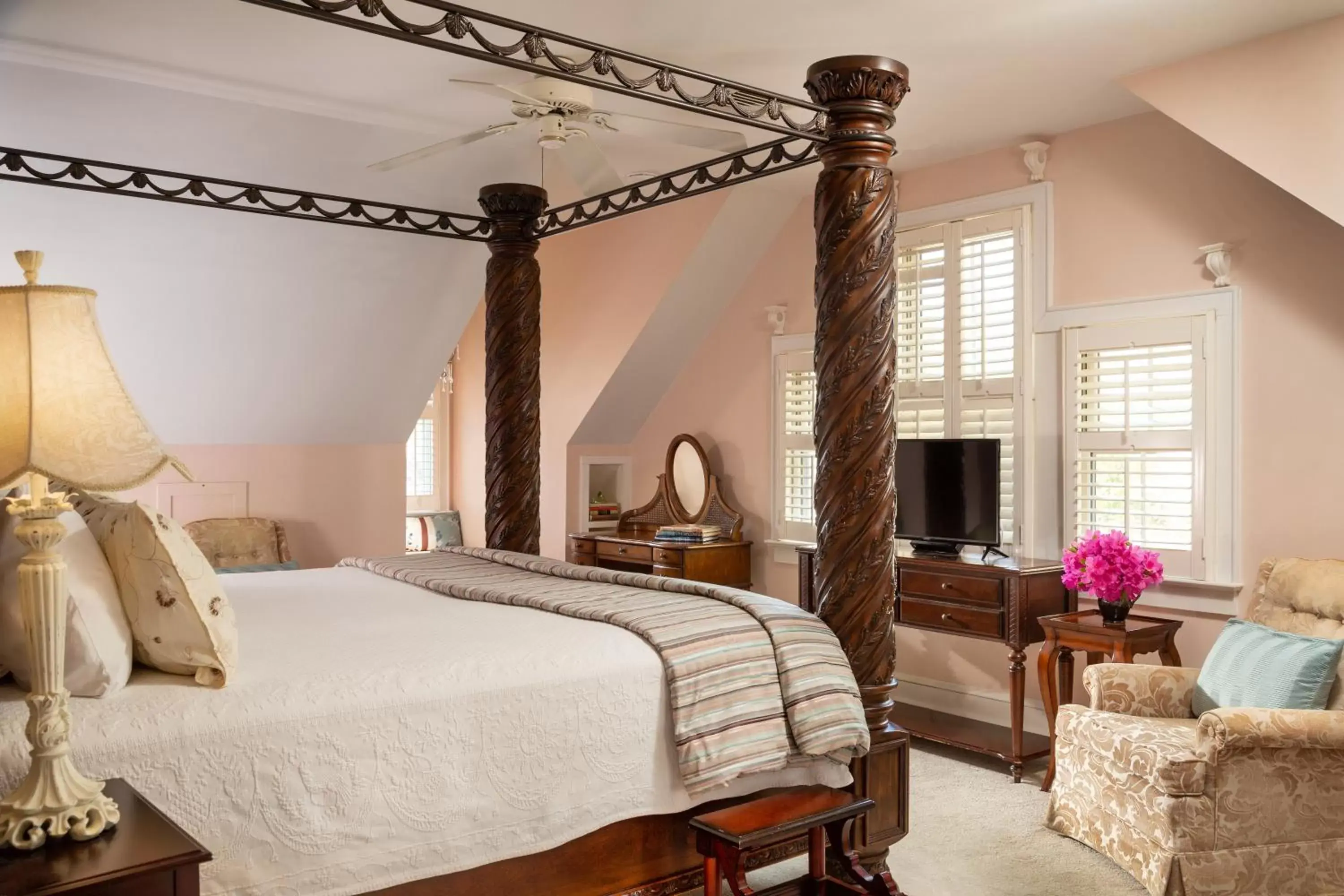 Deluxe King Room with Massage Shower in White Doe Inn Bed & Breakfast Deluxe King Room with Massage Shower in White Doe Inn Bed & Breakfast