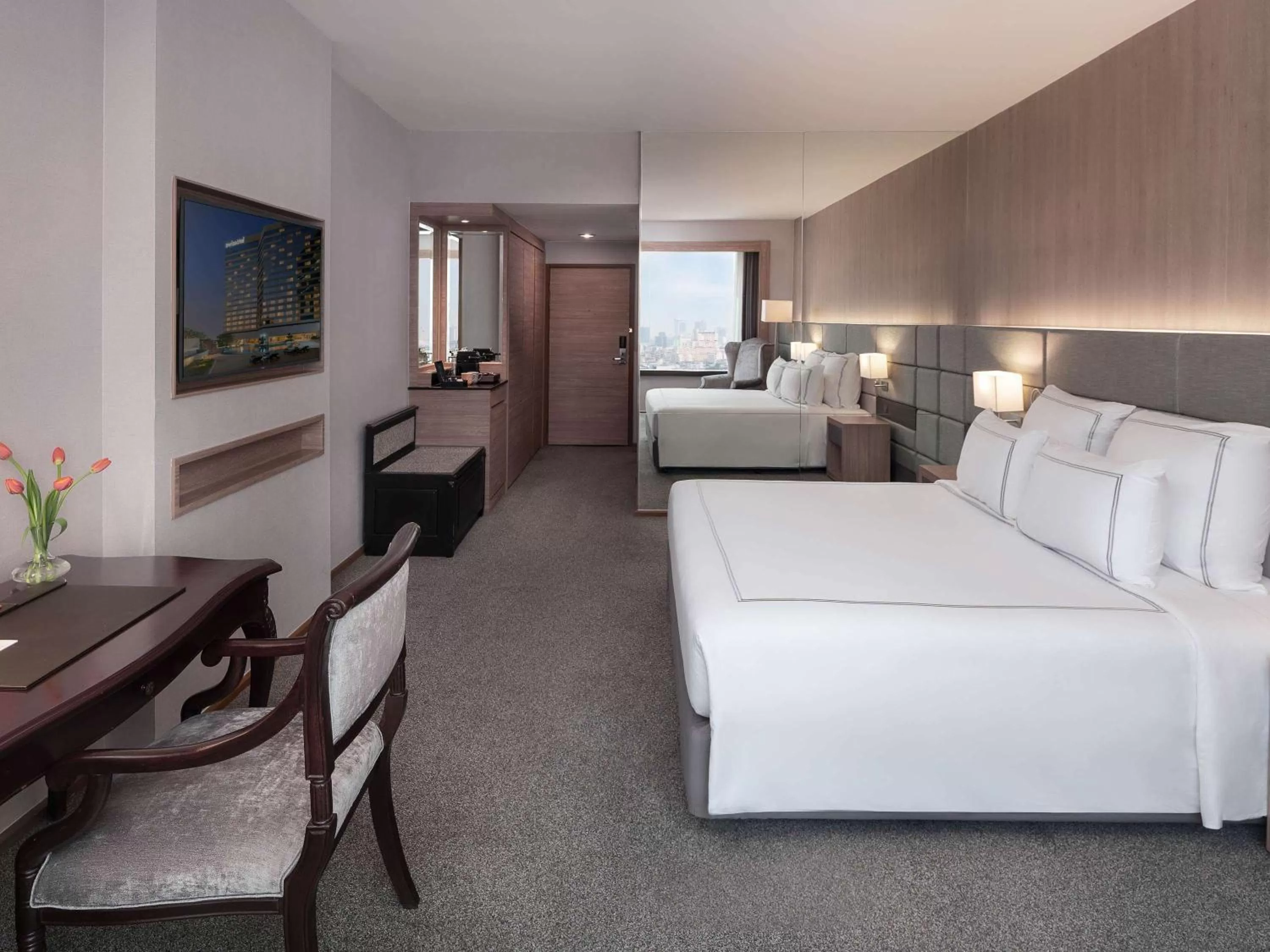 Photo of the whole room, Bed in Swissotel Bangkok Ratchada