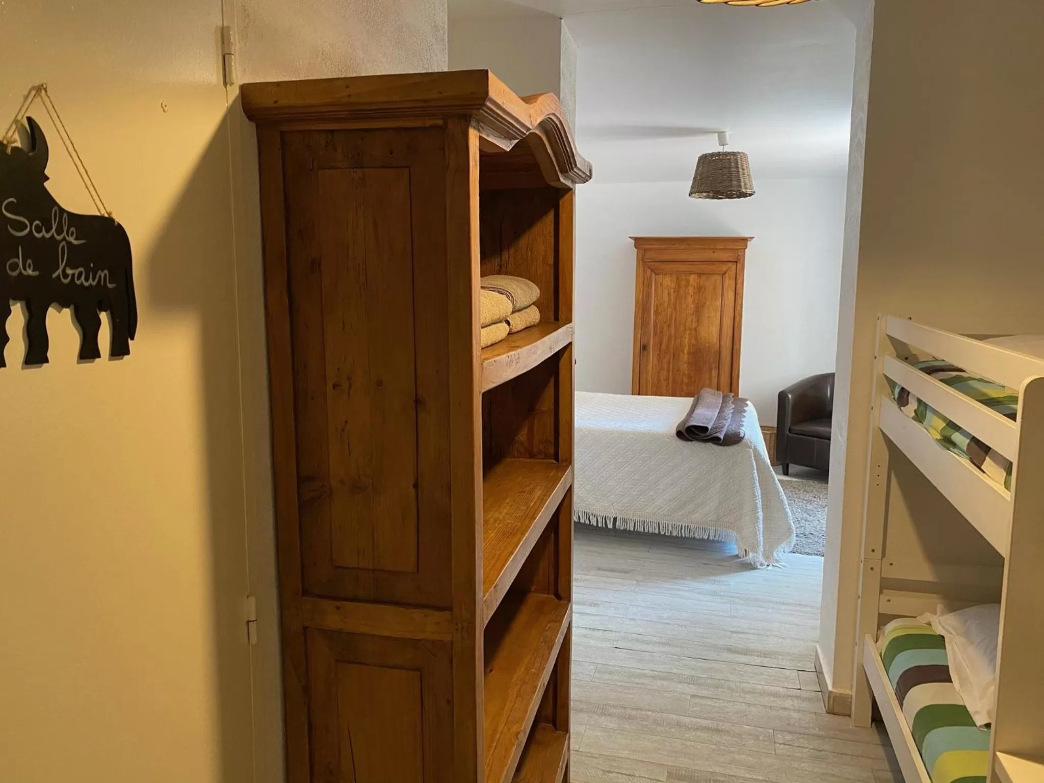 Property building, Bed in Hôtel Restaurant Le Provençal