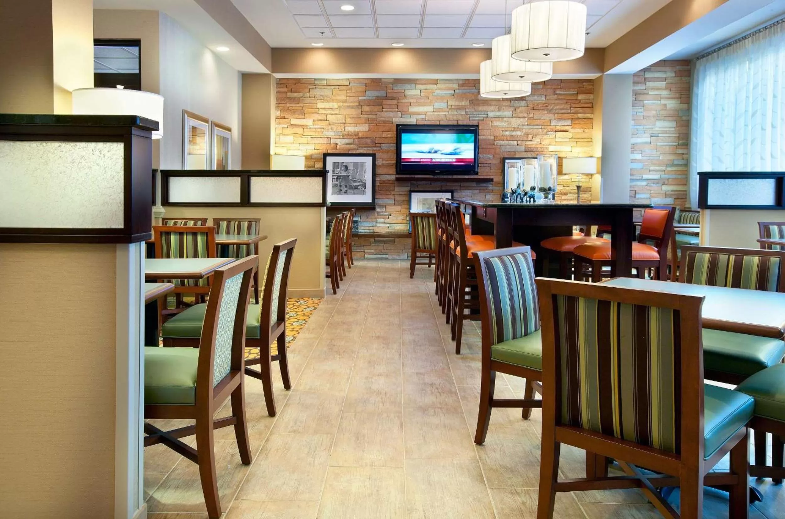 Dining area in Hampton Inn Alexandria
