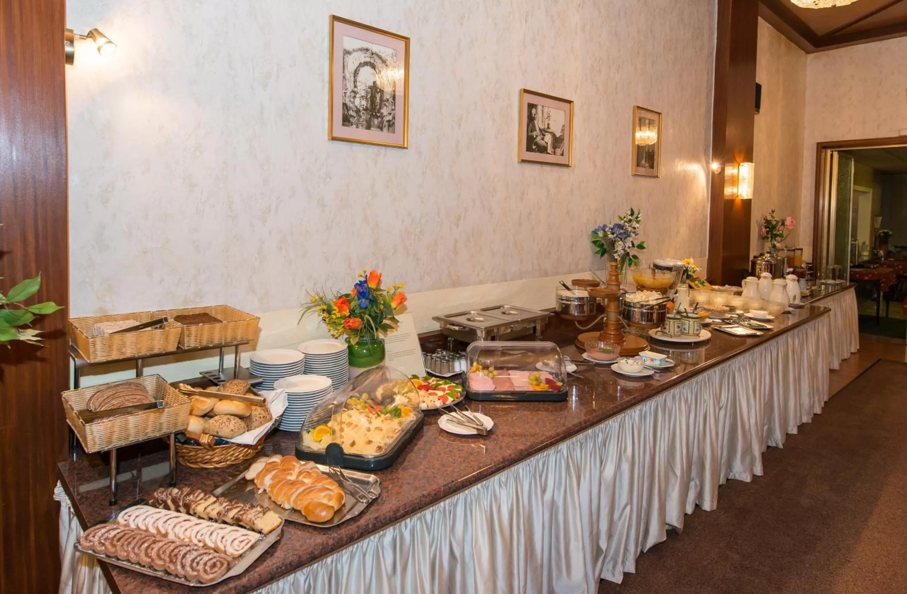 Restaurant/places to eat in Hotel Mozart