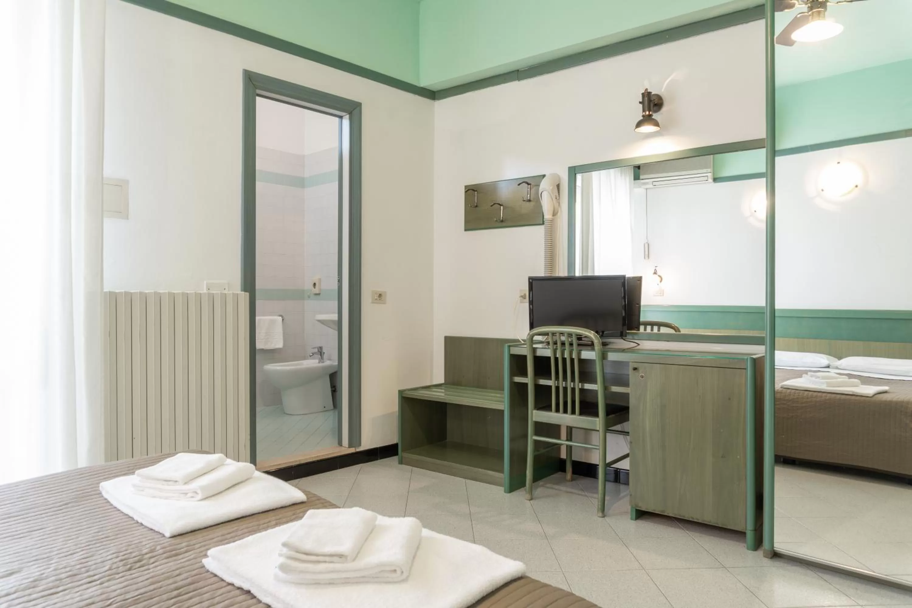 Photo of the whole room, Bed in Esedra Hotel