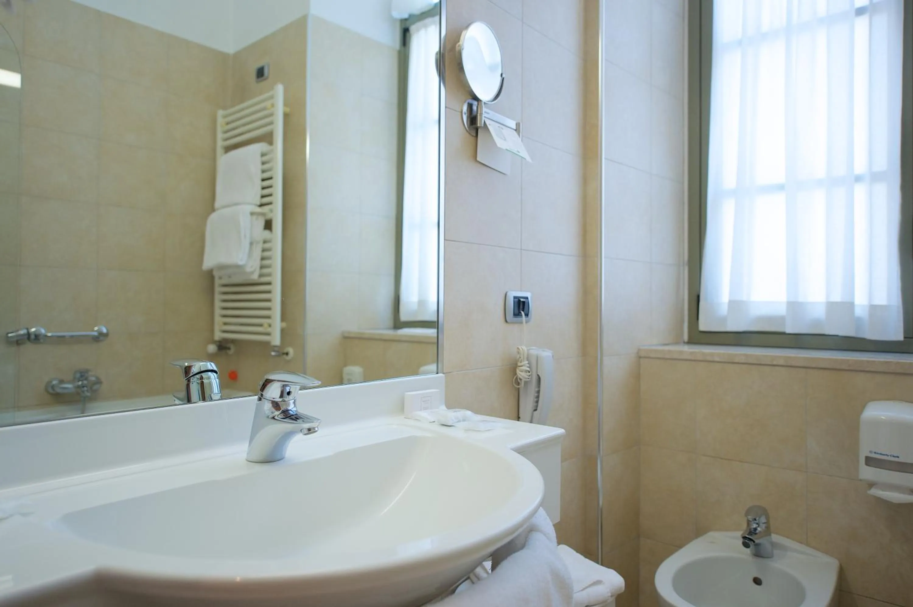 Shower in Best Western Crystal Palace Hotel