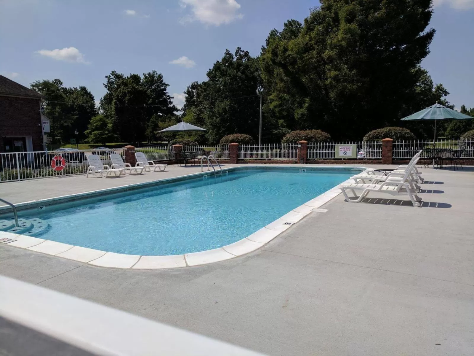 Swimming pool in Old Bardstown Inn