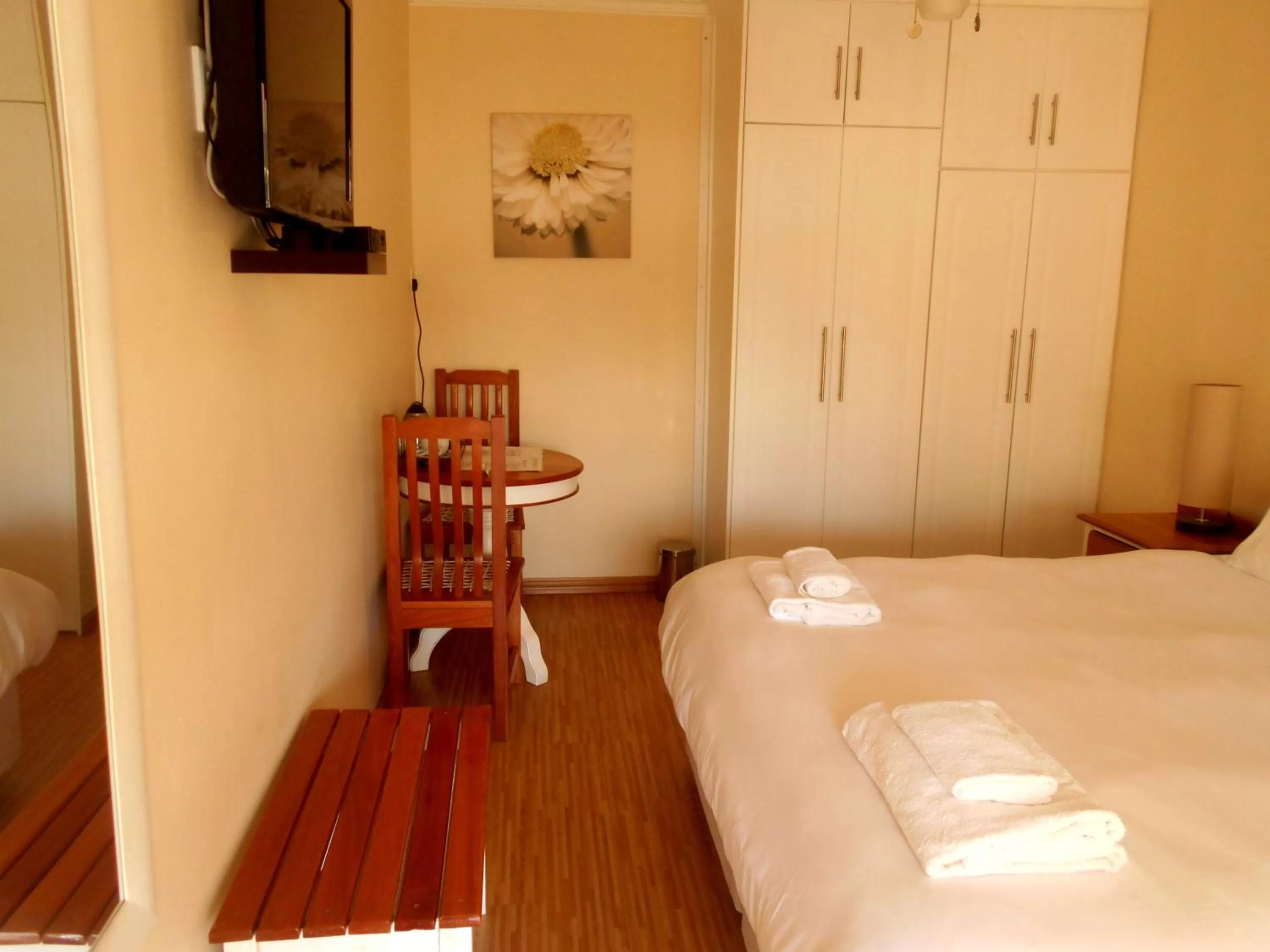 Bedroom, Bed in Majestic Guesthouse