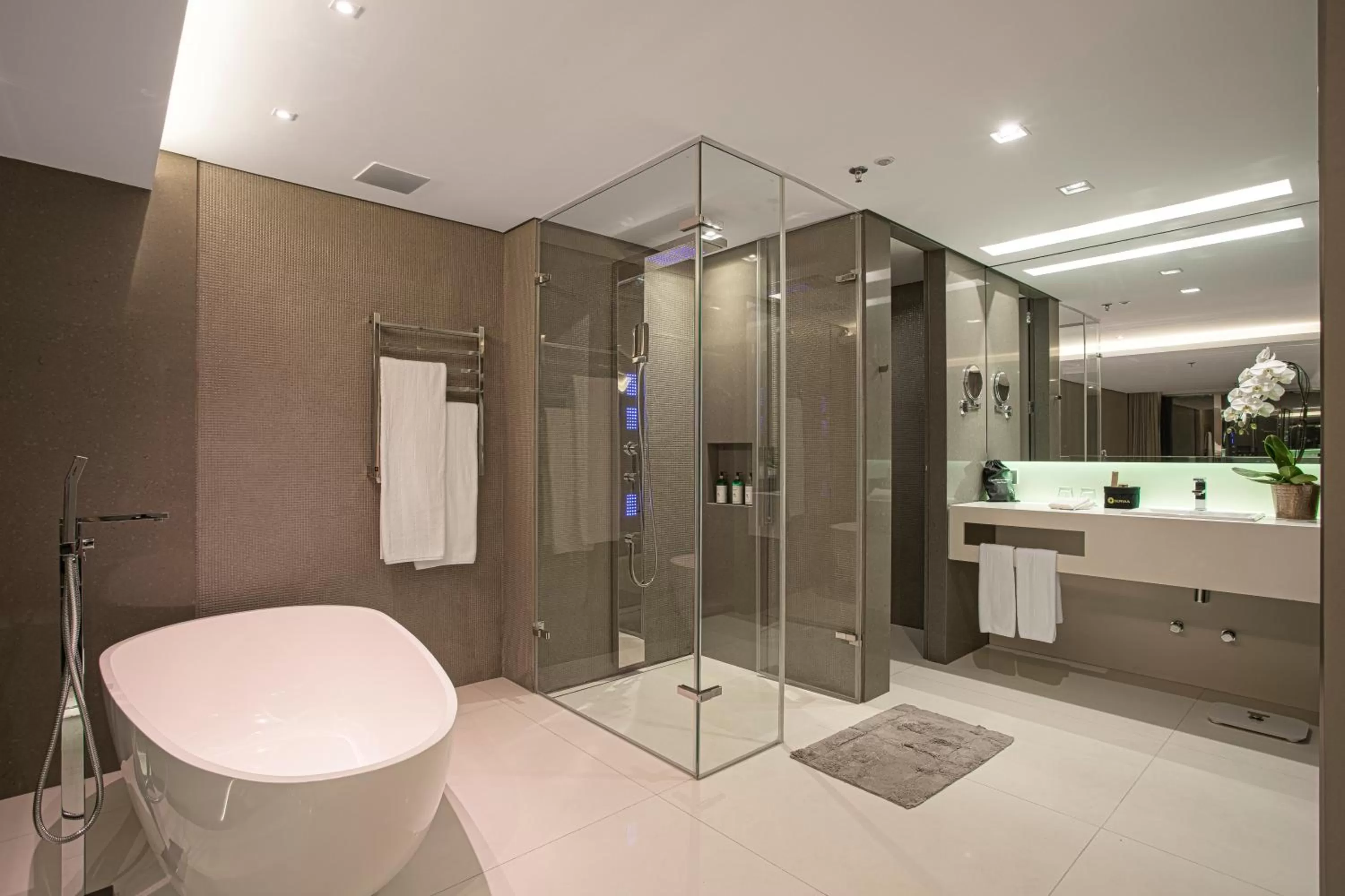 Bathroom in Suryaa Hotel Pinhais, Curio Collection by Hilton