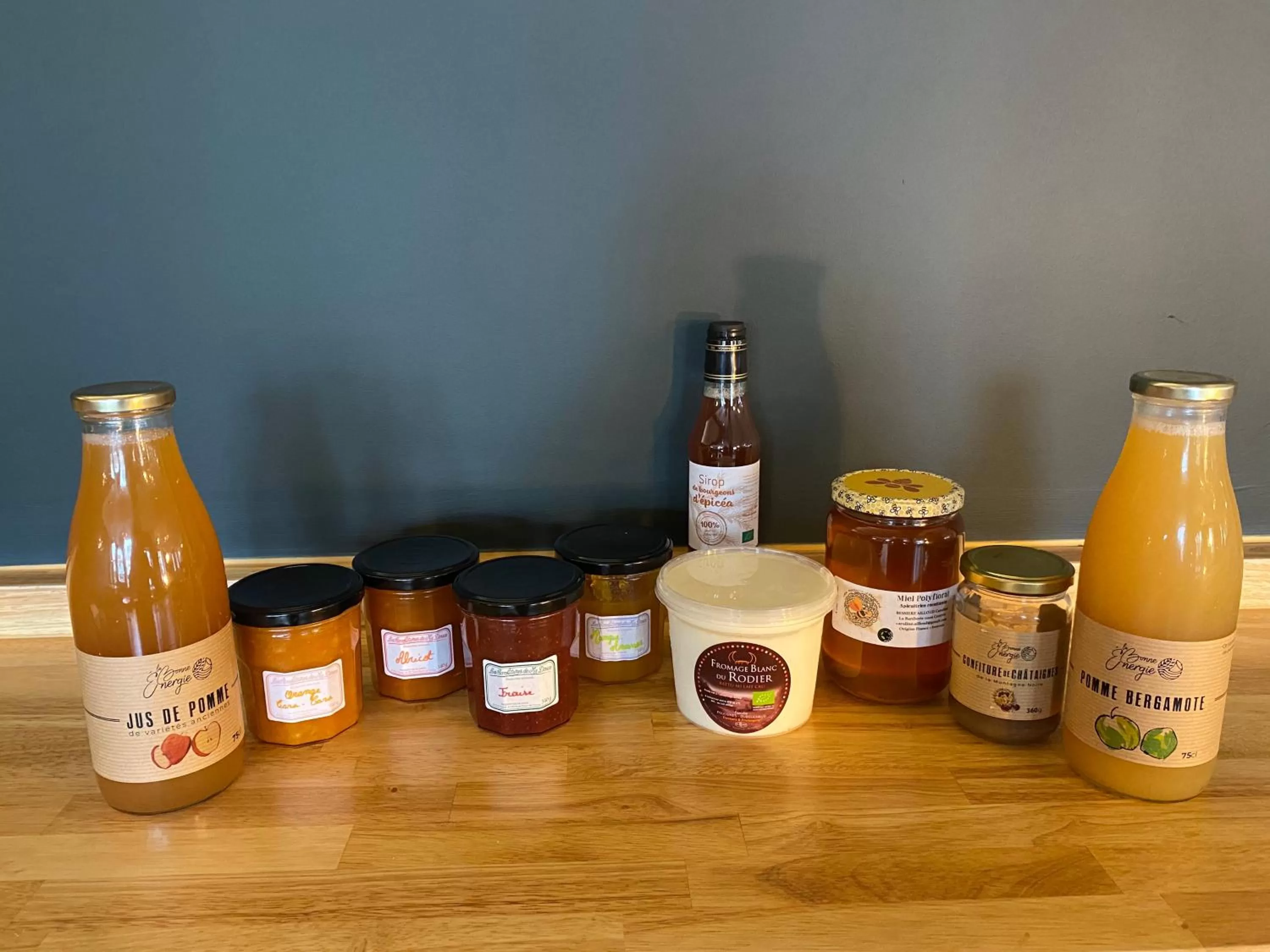 Breakfast in Le Miredames Hôtel-Bar