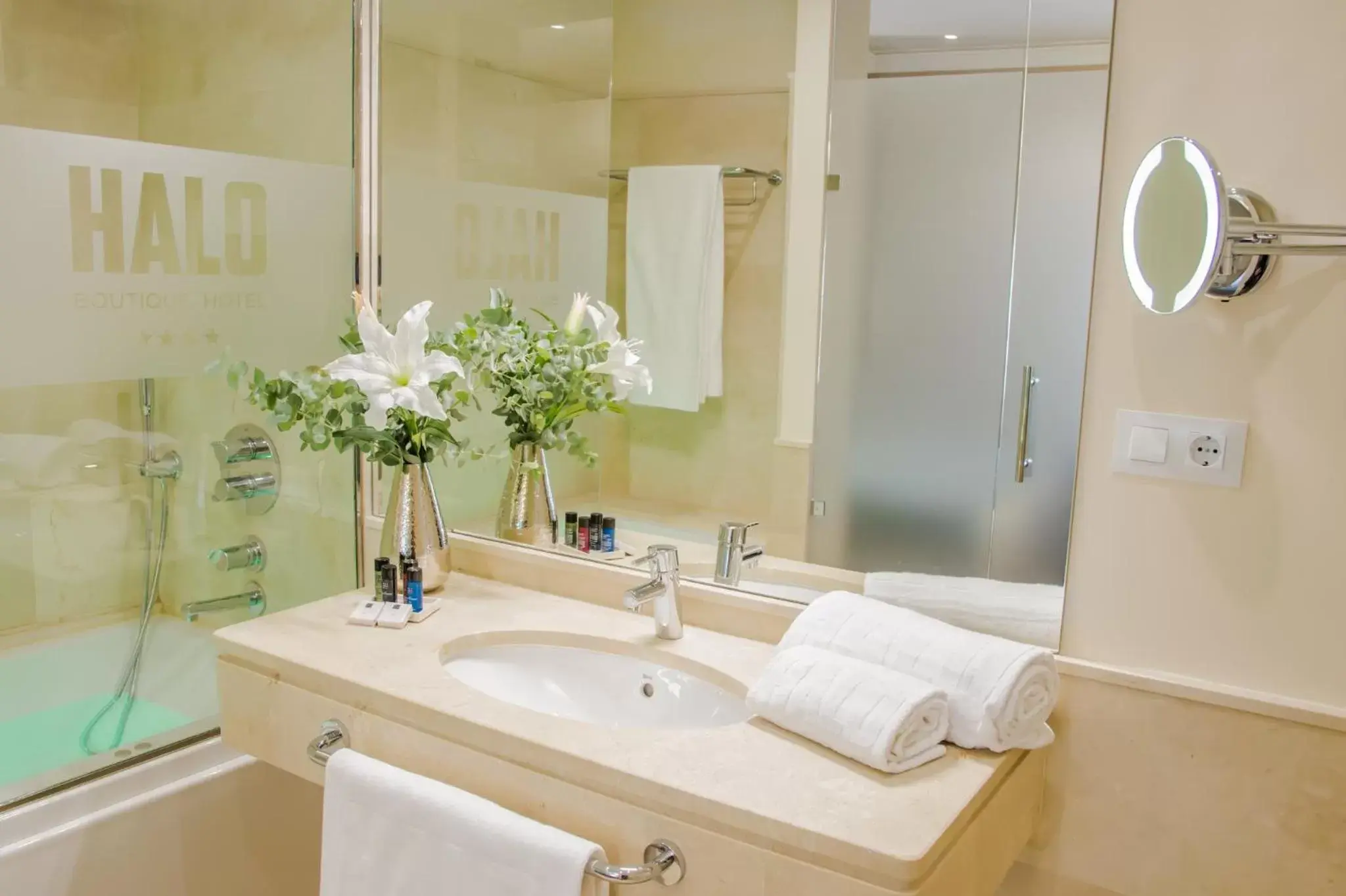 Deluxe Double with Spa Bath in Halo Boutique Hotel Deluxe Double with Spa Bath in Halo Boutique Hotel