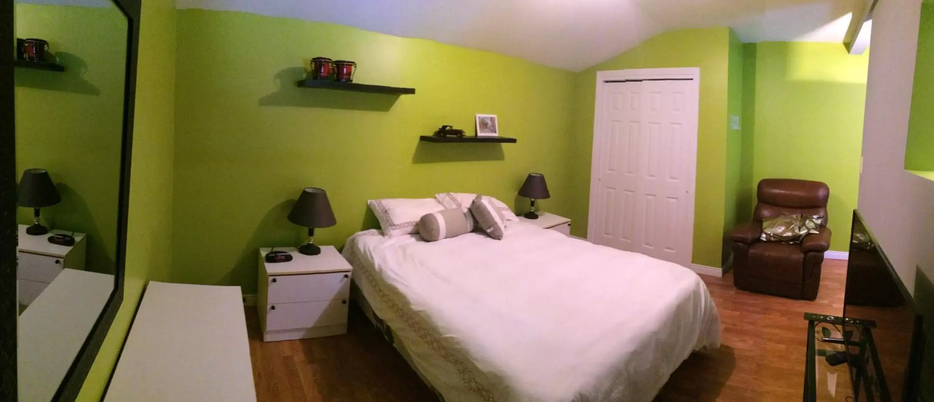 Standard Double Room with Shared Bathroom in Gite Duchenier Standard Double Room with Shared Bathroom in Gite Duchenier