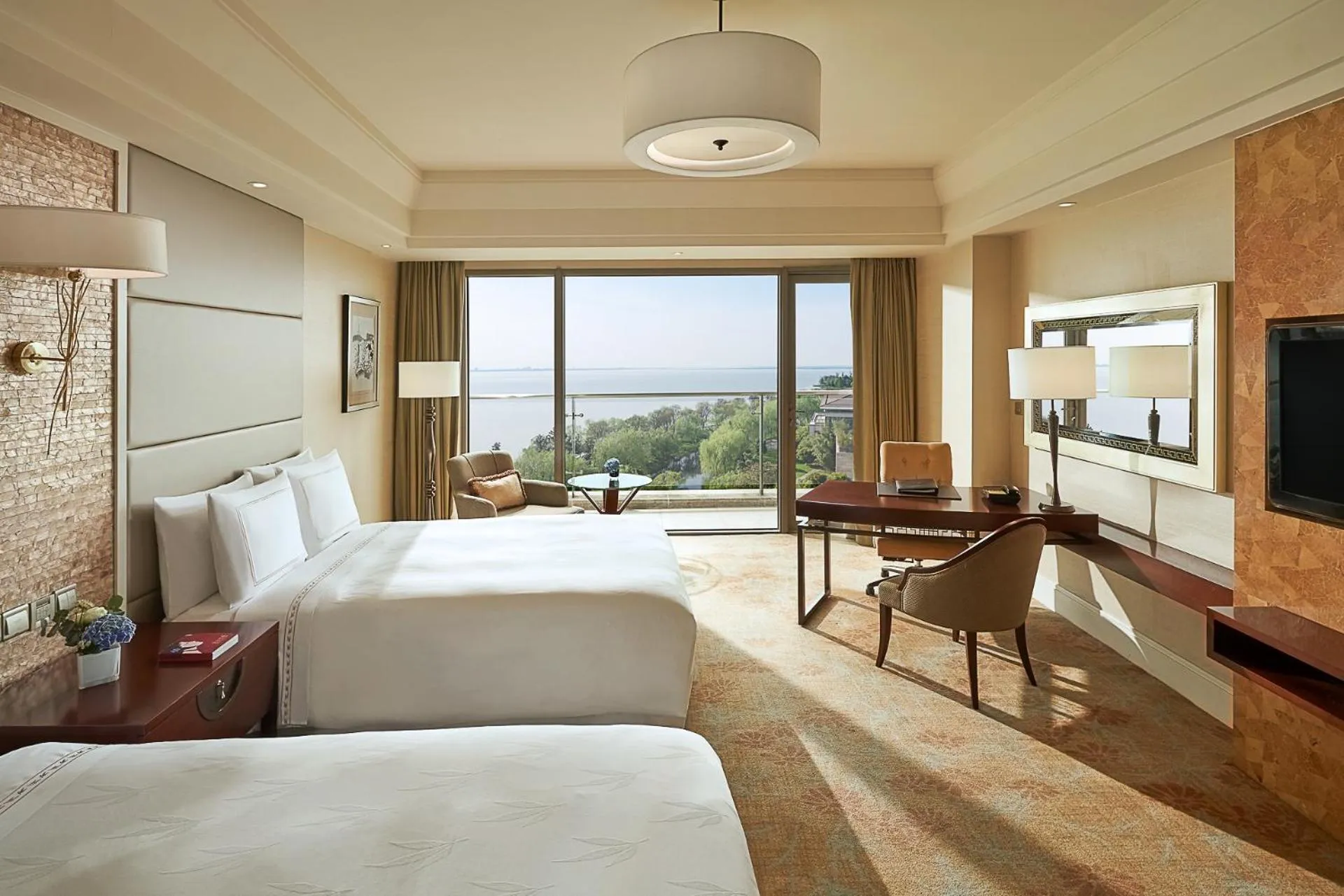 Photo of the whole room, Bed in Fairmont Yangcheng Lake