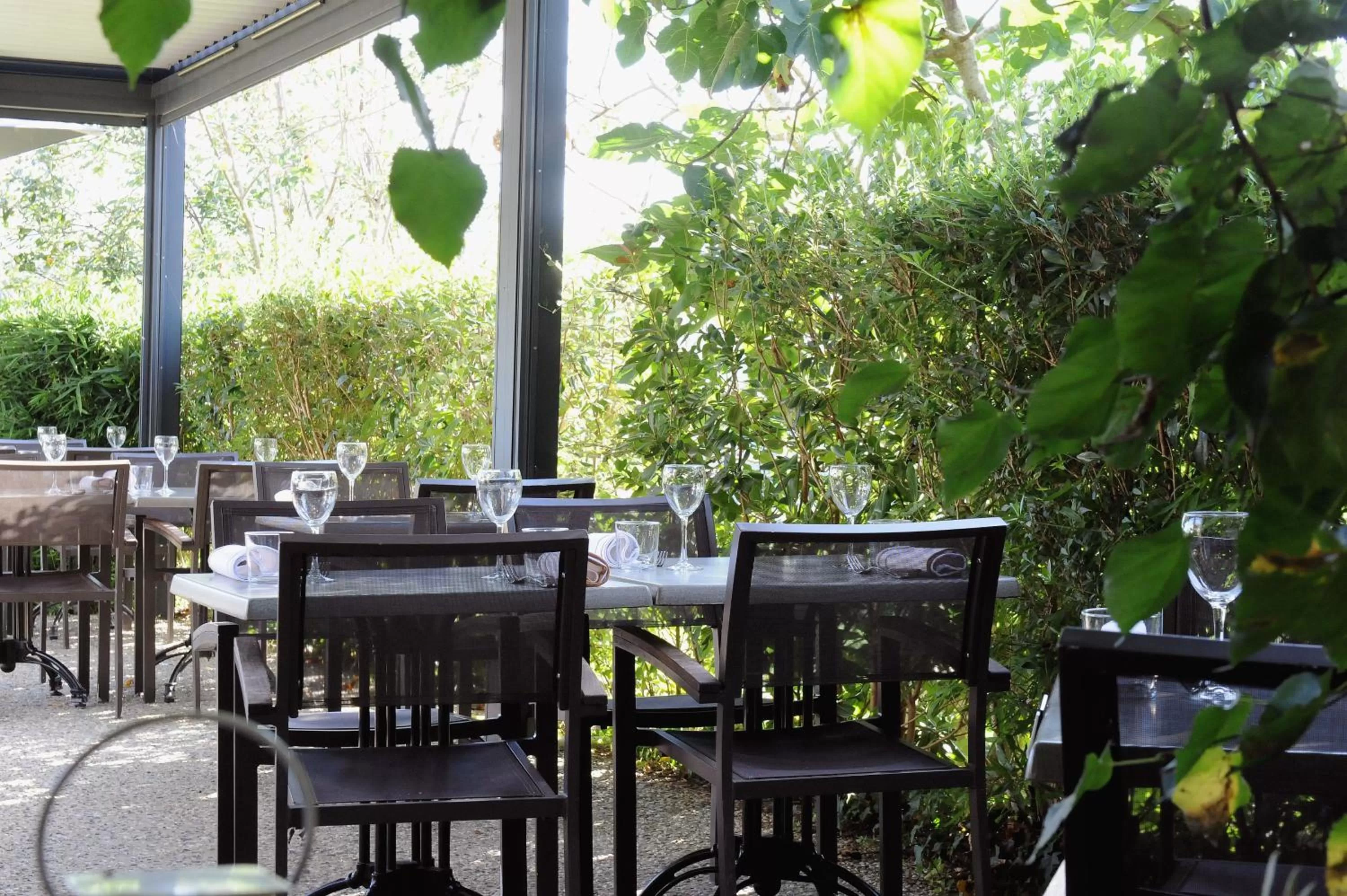 Patio in Logis Hôtel du Chêne
