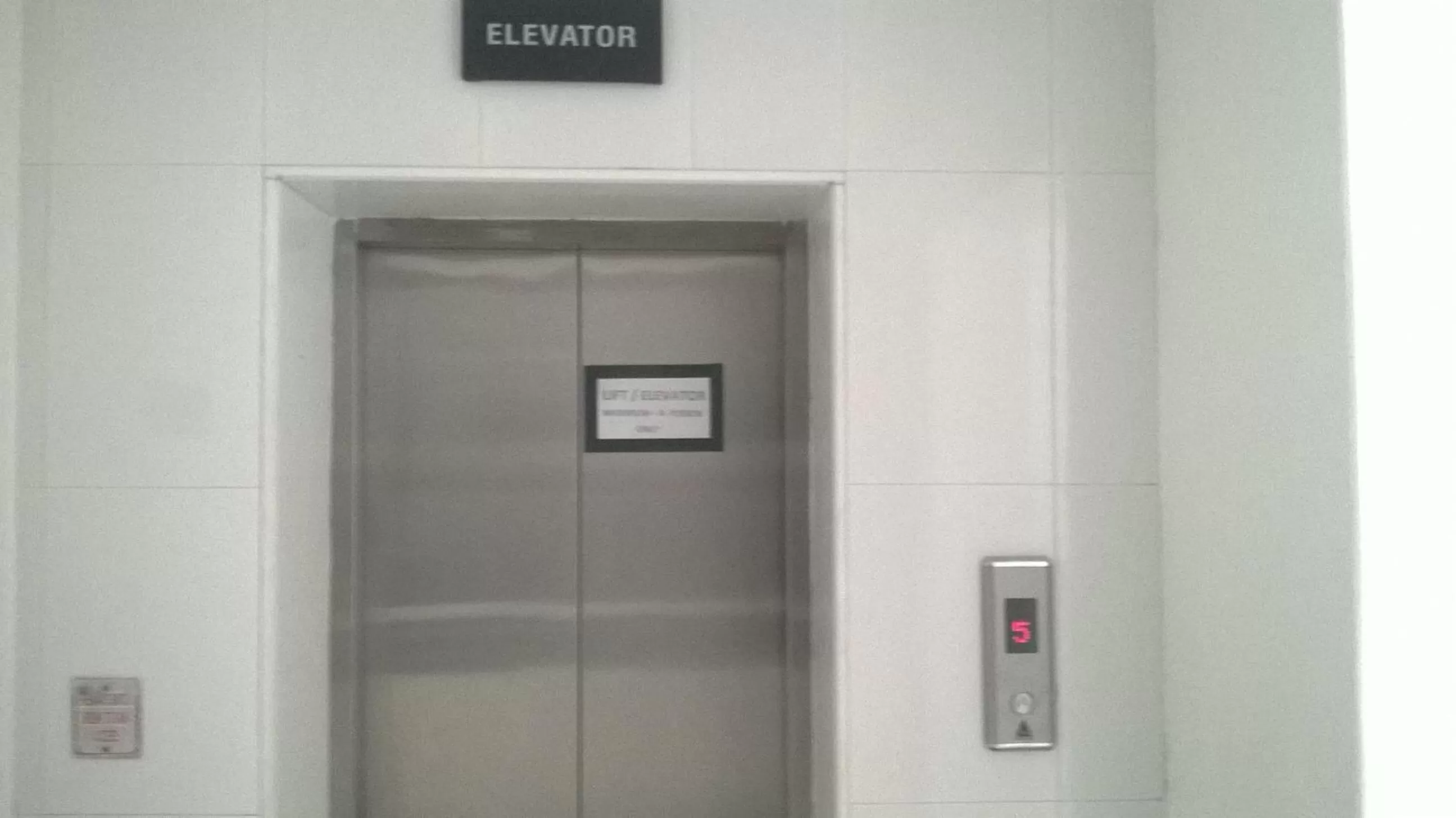 Business facilities, TV/Entertainment Center in Hotel Hulk