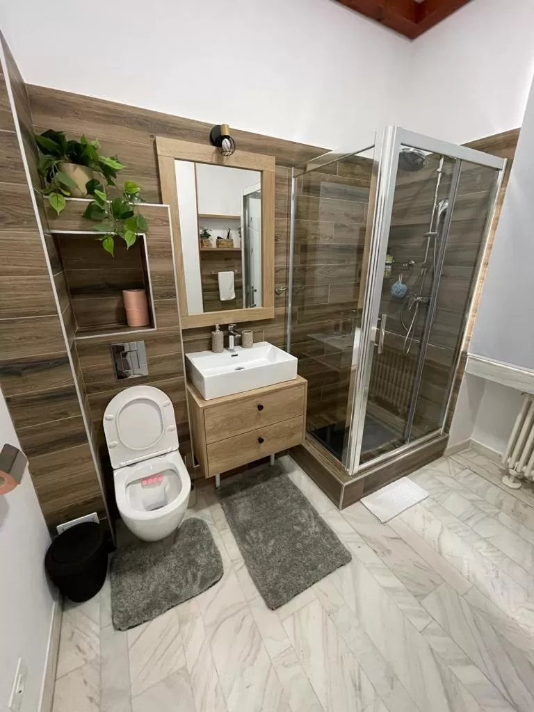 Shower, Bathroom in George&Dragon Rooms