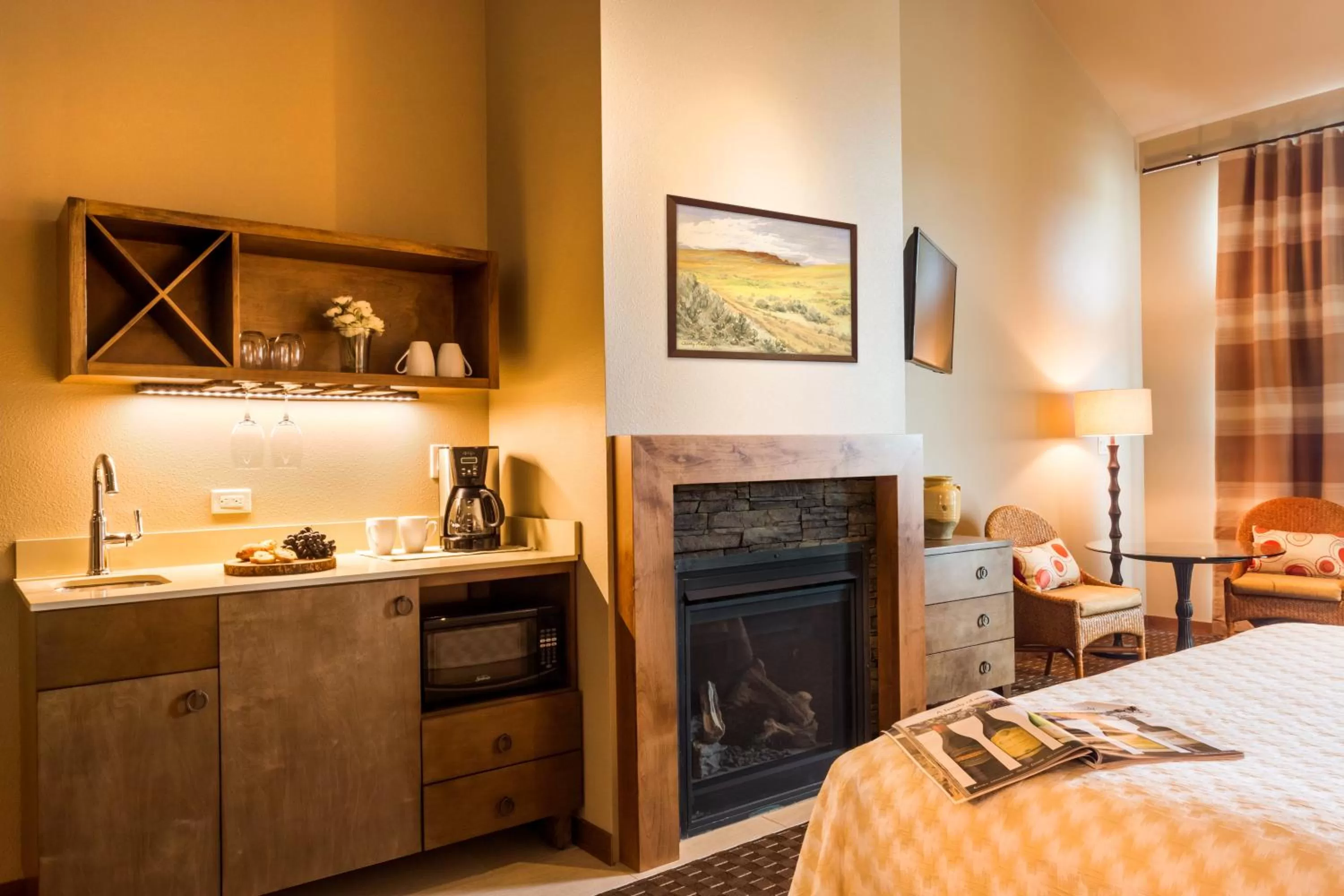 Photo of the whole room, Bed in The Lodge at Columbia Point