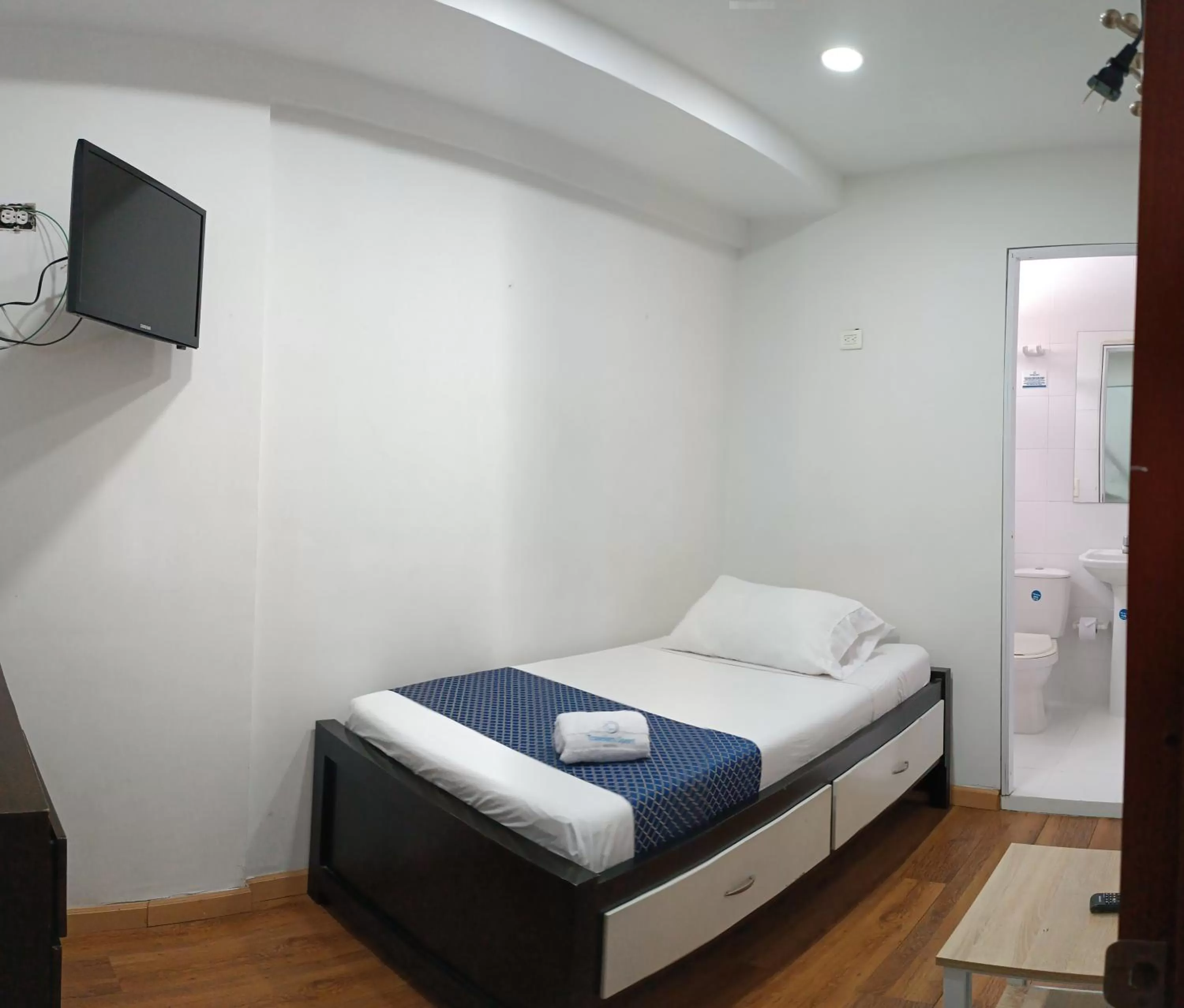 Bed in Hotel Travelers Sport