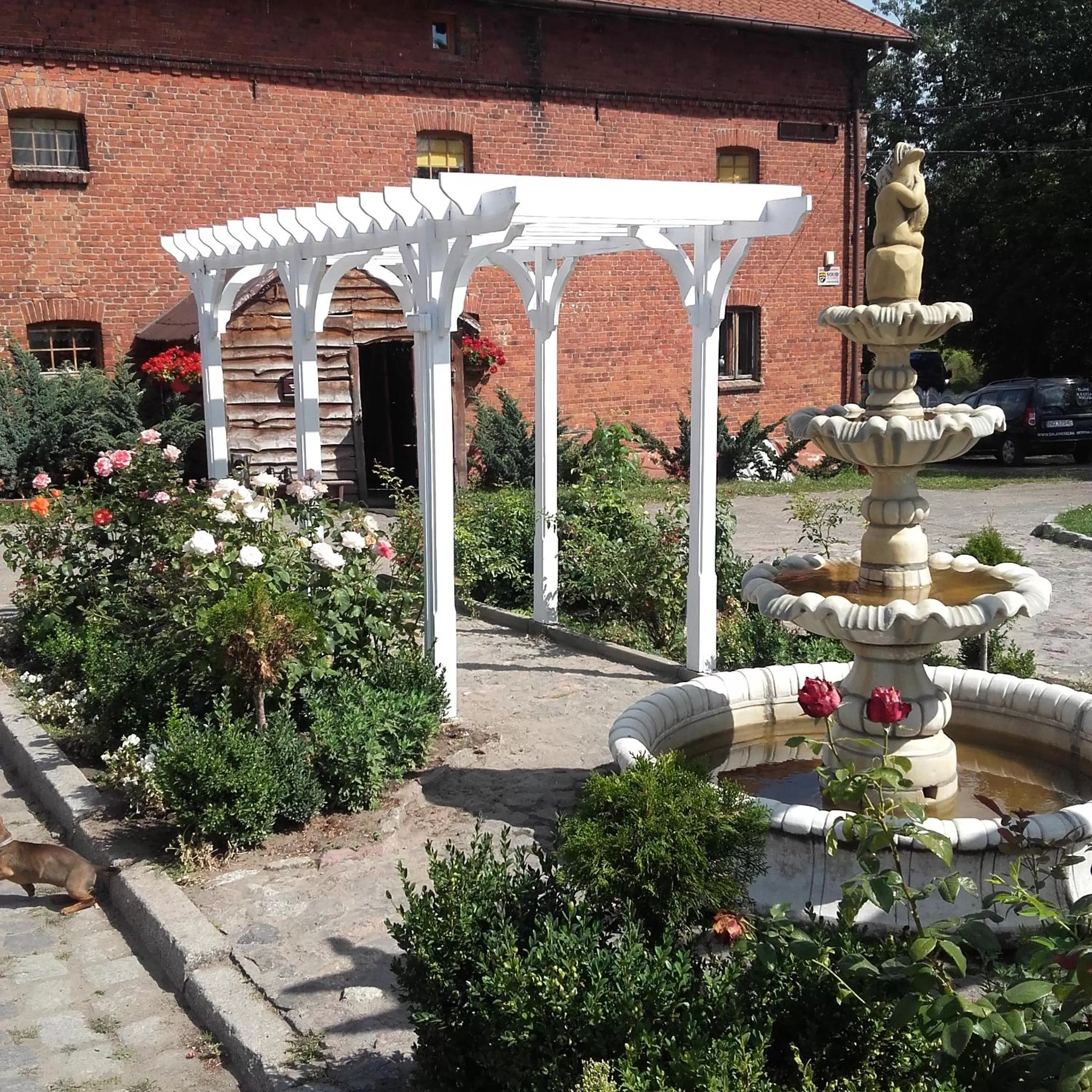 Property building, Patio/Outdoor Area in Zajazd Eljan-Centrum Noclegowe