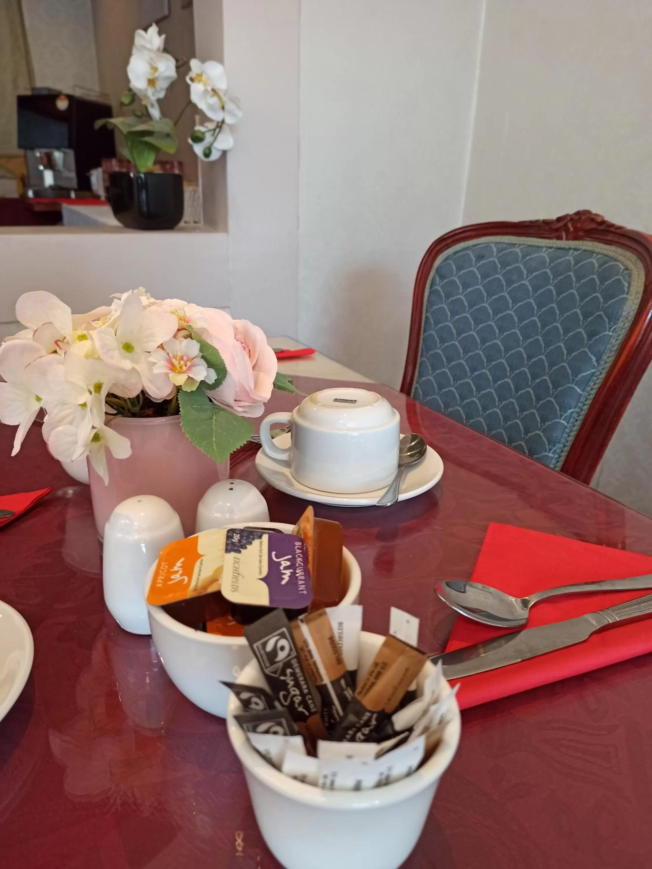 Food and drinks in Crystal Hotel & Savour