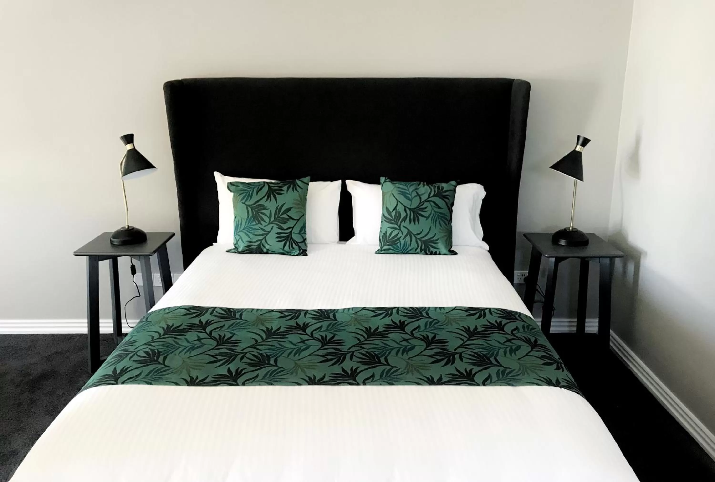 Bed in Cascades Motor Inn