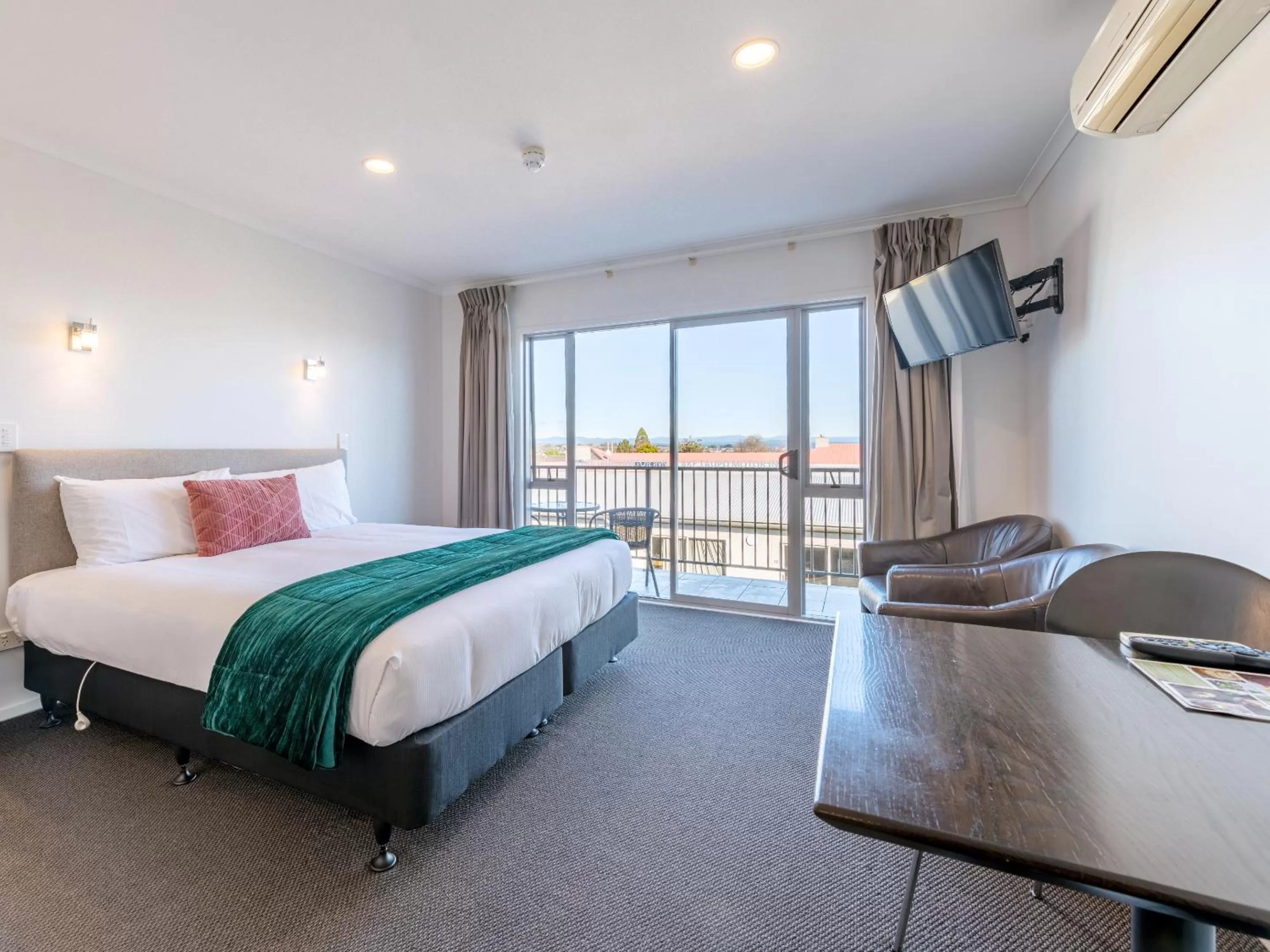 TV and multimedia, Bed in Lake Taupo Motor Inn