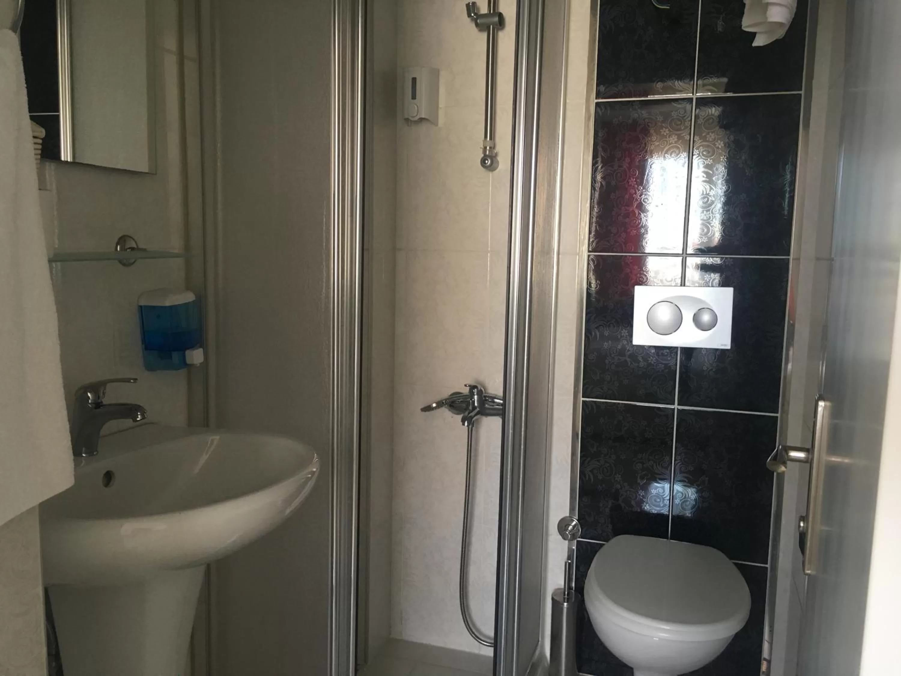 Shower, Bathroom in Mutado Hotel