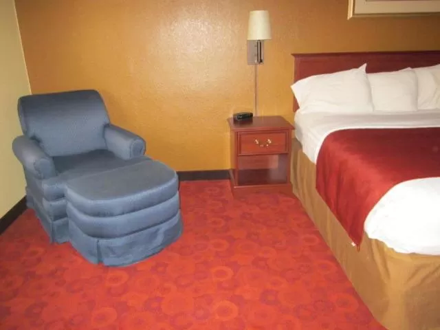 Seating area, Bed in AmericInn by Wyndham West Bend