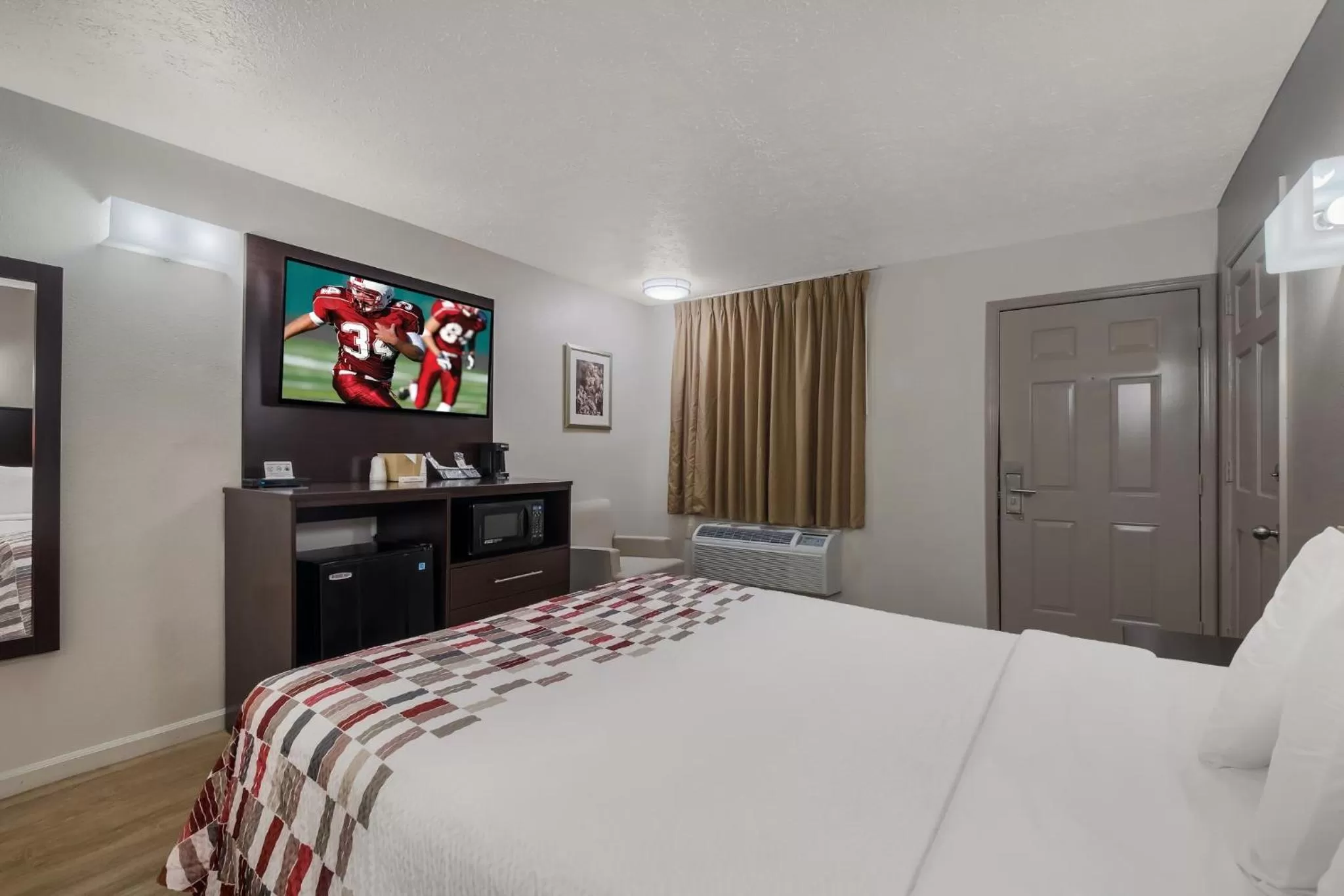 Photo of the whole room, Bed in Red Roof Inn Crossville