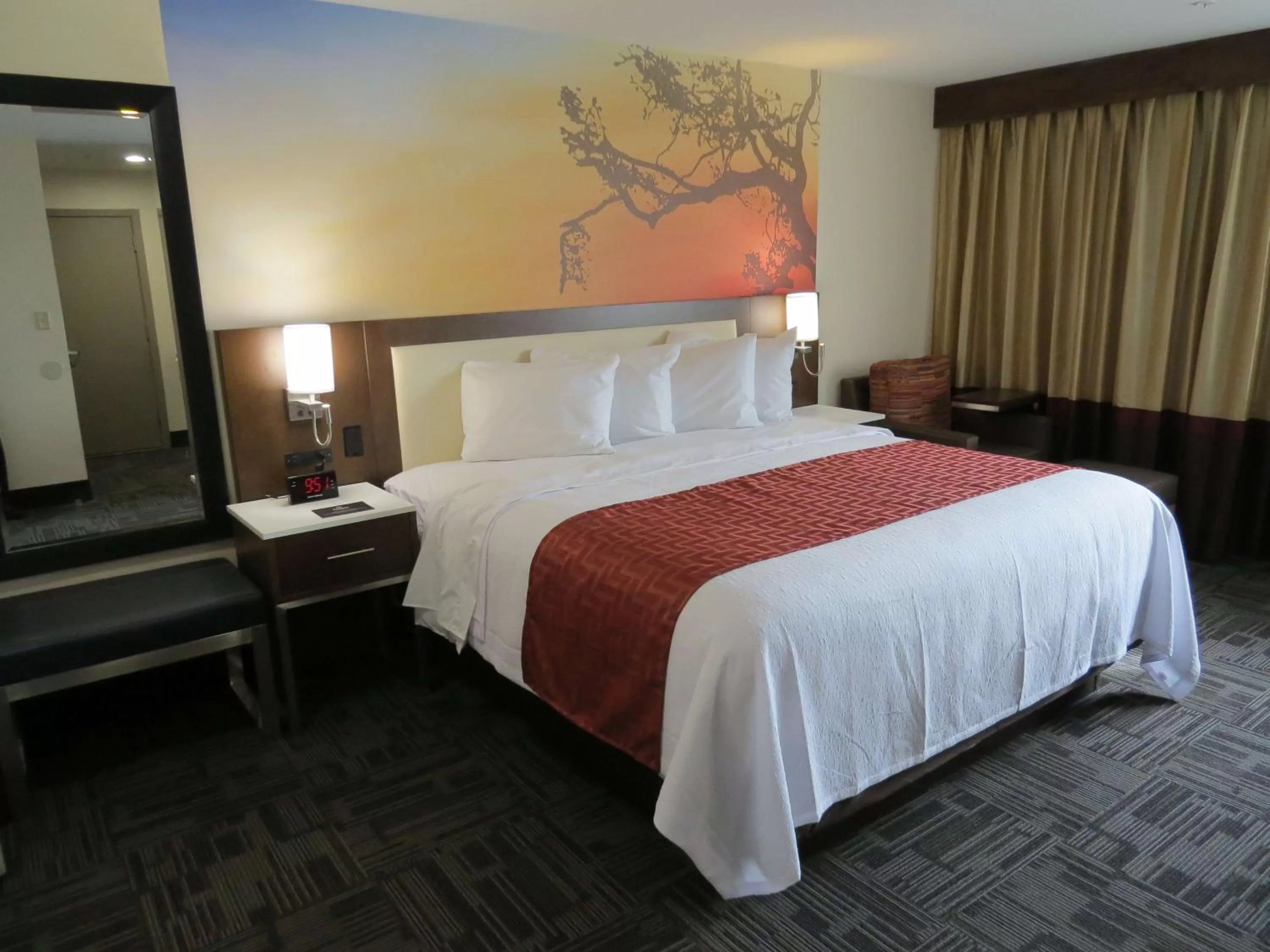 Photo of the whole room, Bed in Holiday Inn Brookfield - Milwaukee by IHG