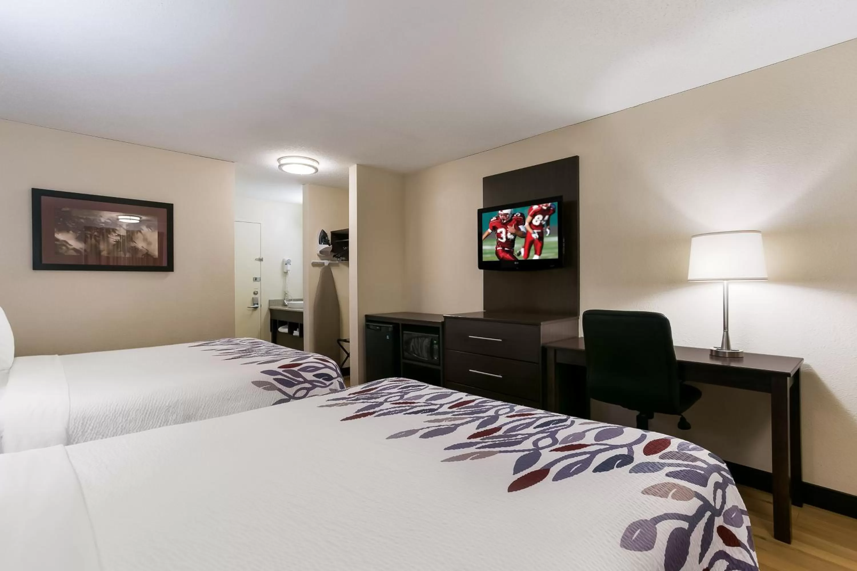 Photo of the whole room, Bed in Red Roof Inn Hershey