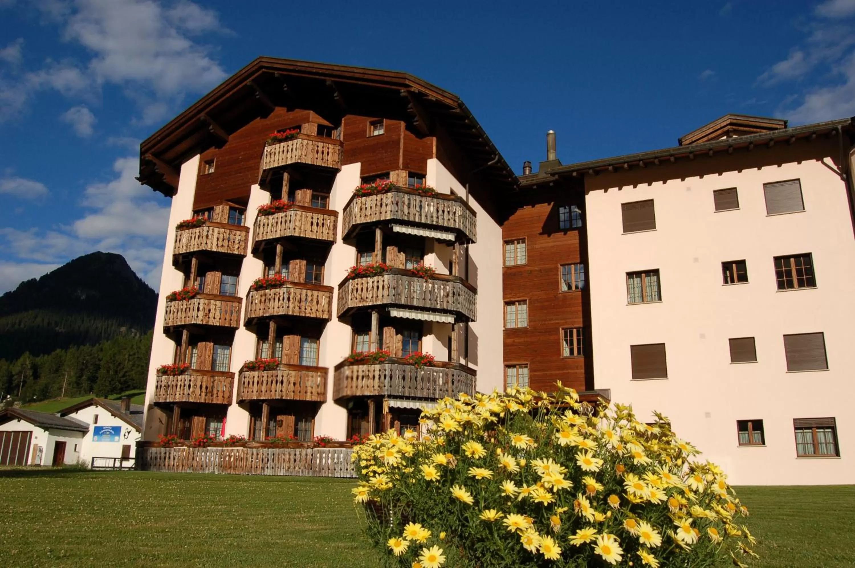 Facade/entrance in Hotel Bünda Davos