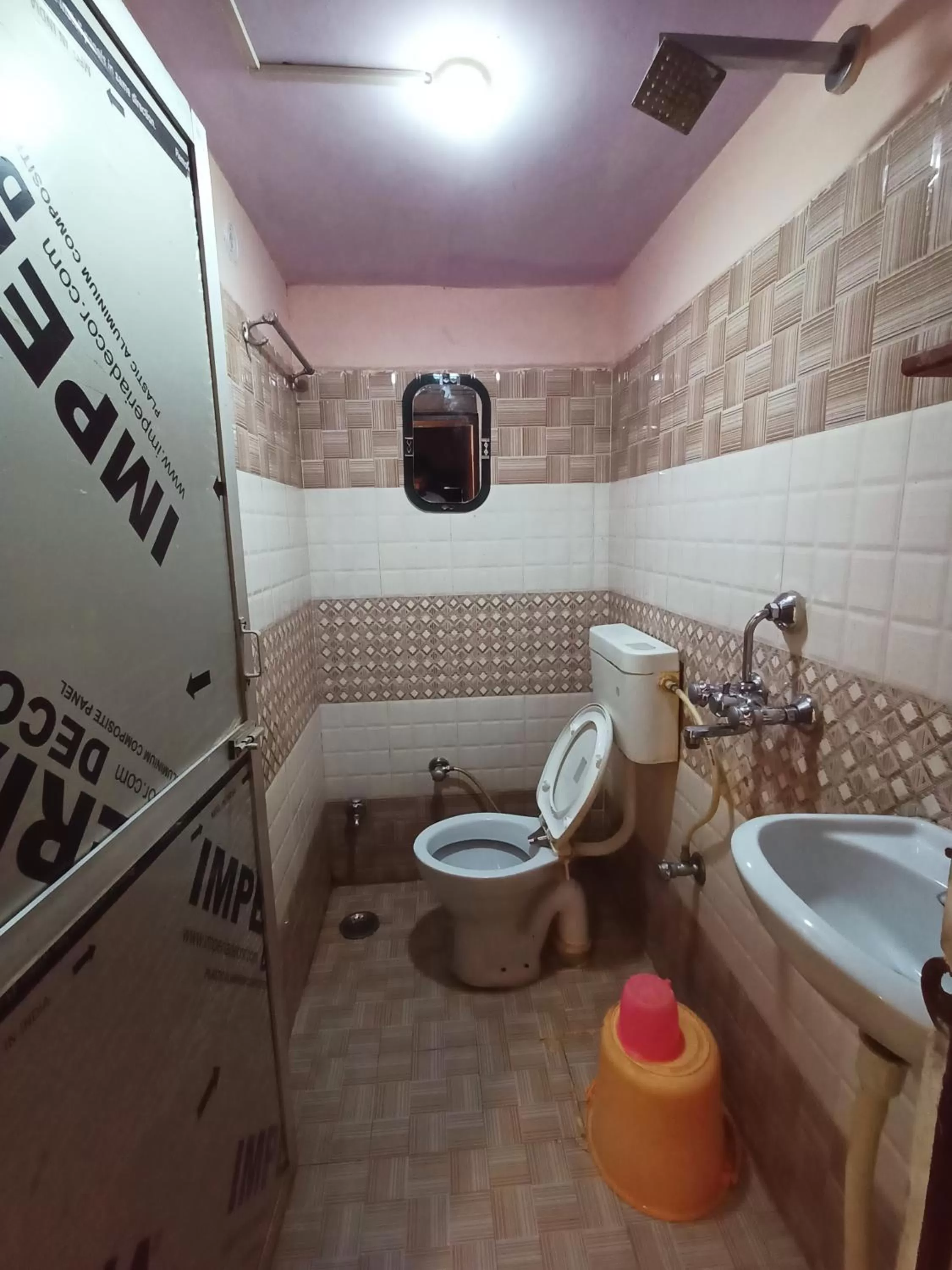 Shower in Hotel Aakash Ganga